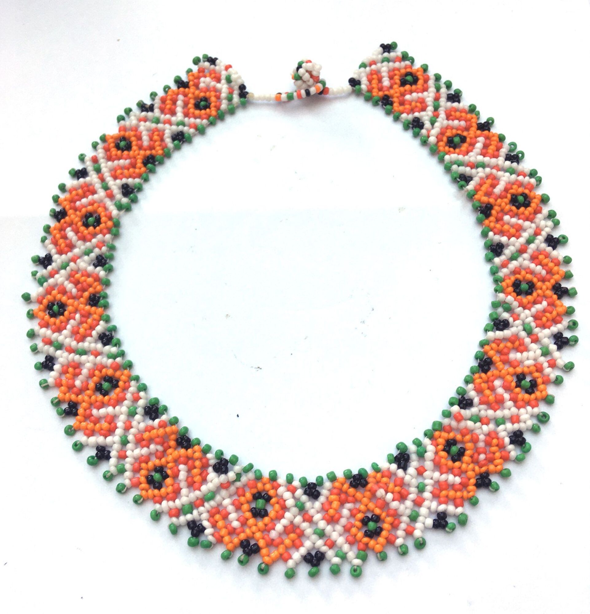 Collier, plastron, ras du cou en perle fait à la main - modele unique