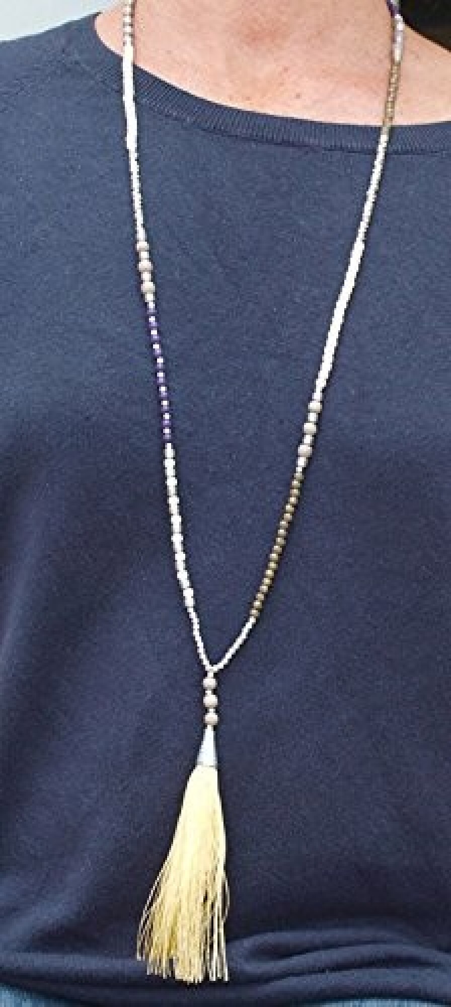 Collier pompon long beige et violet
