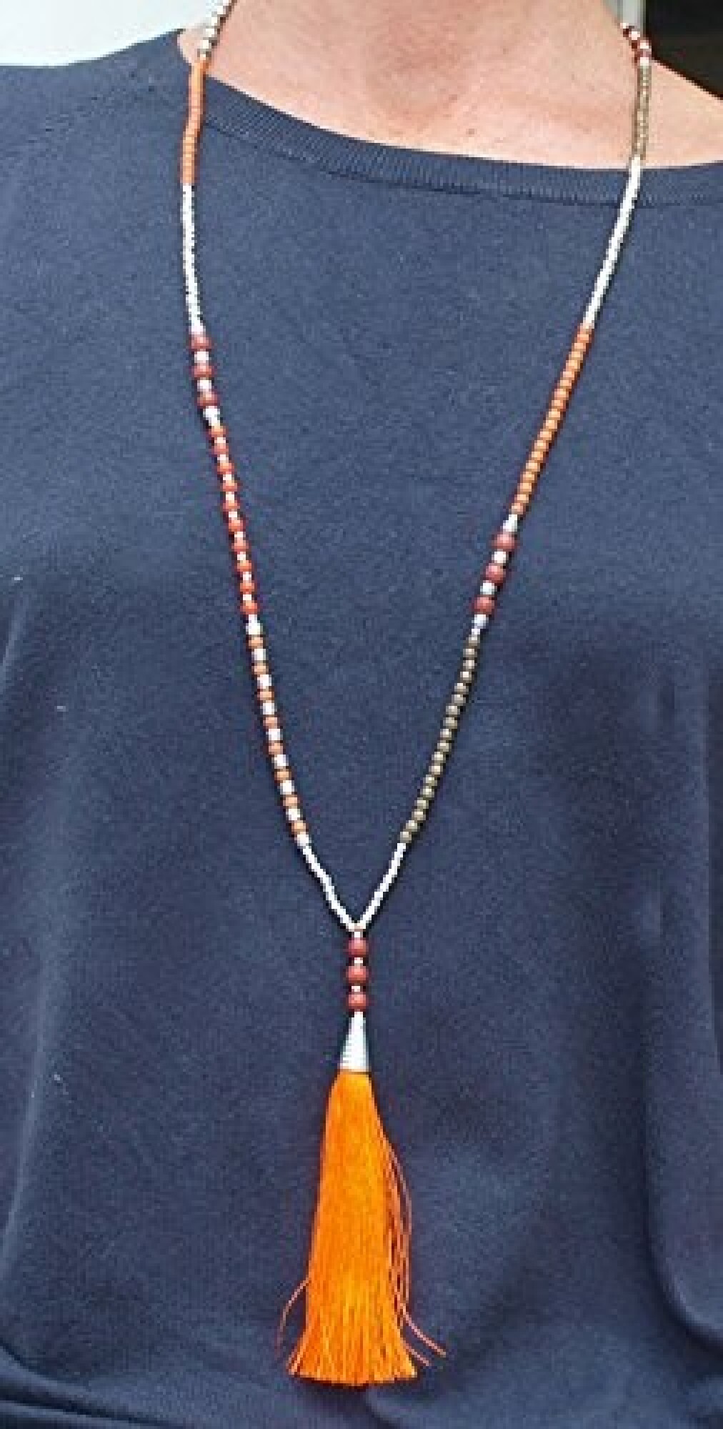 Collier pompon long orange et gris