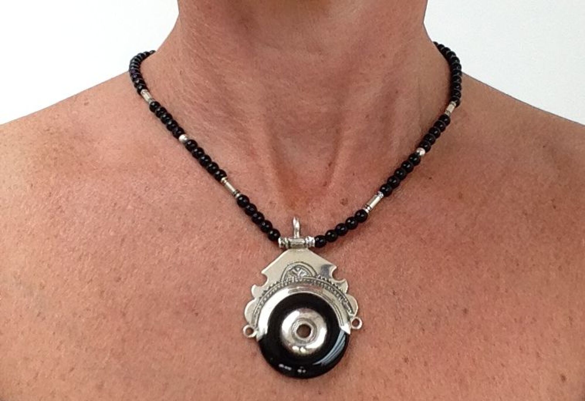 Collier touareg déesse agate noire artisanat afrique