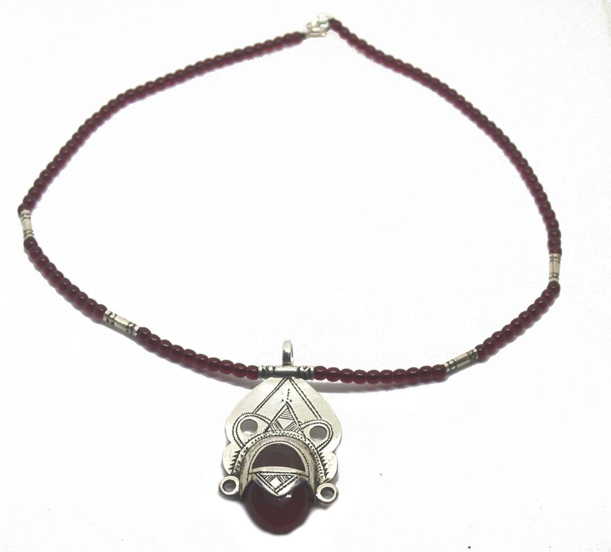 Collier touareg déesse rouge tradition berbère