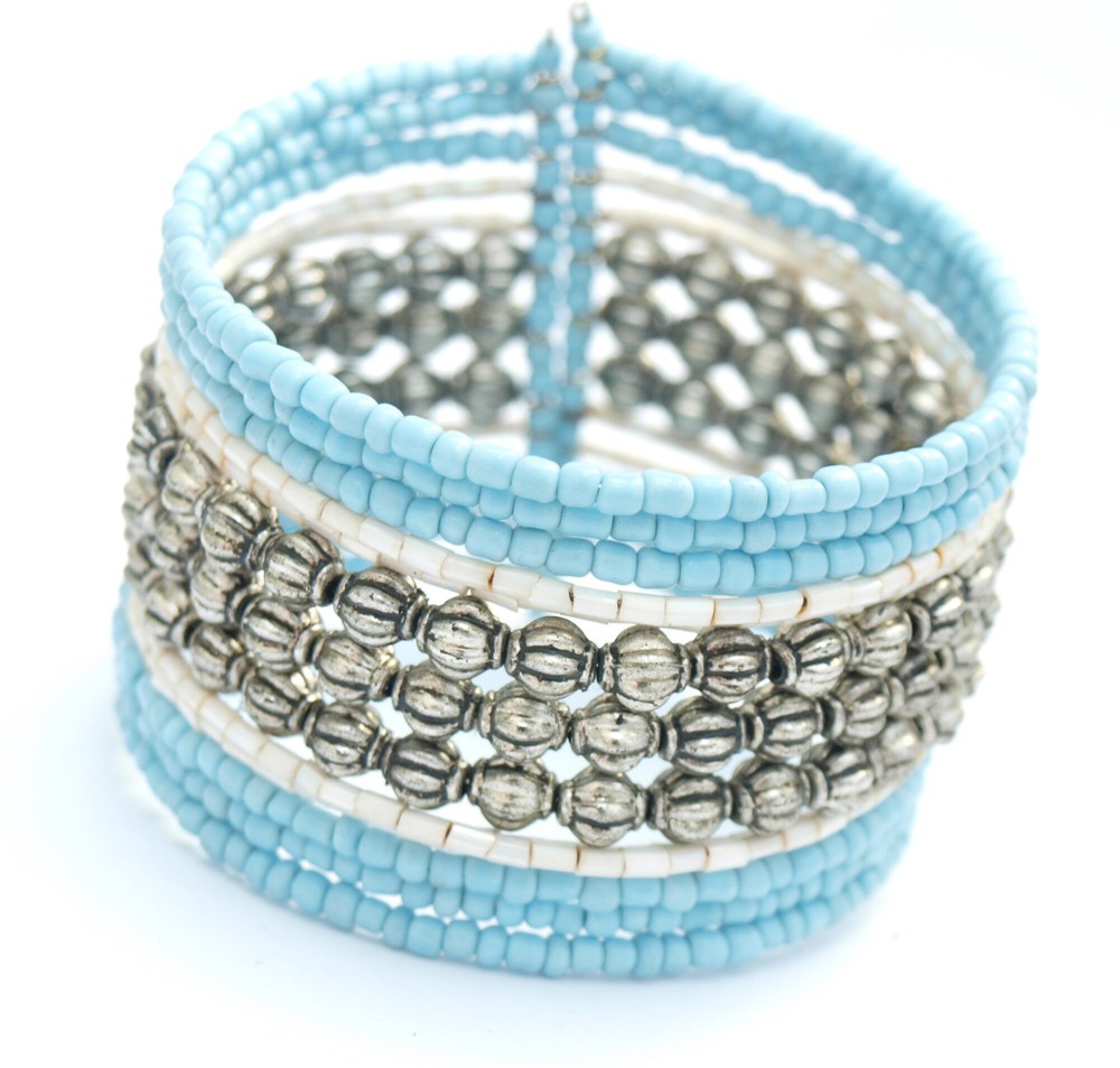 Gros bracelet rigide en perles bleus, blanches et métal