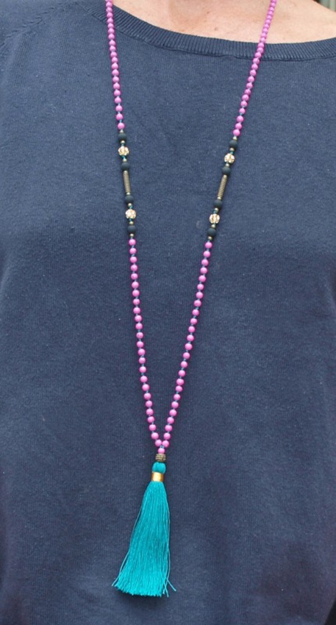 Long collier, perles rose fuschia, pompon vert foncé, perles de strass et noir