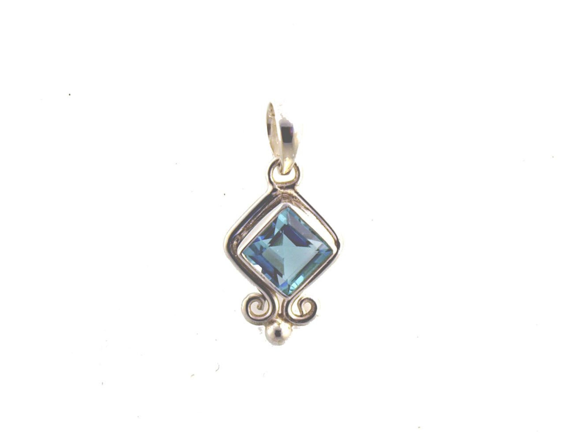 Pendentif en argent et topaze bleu facetté