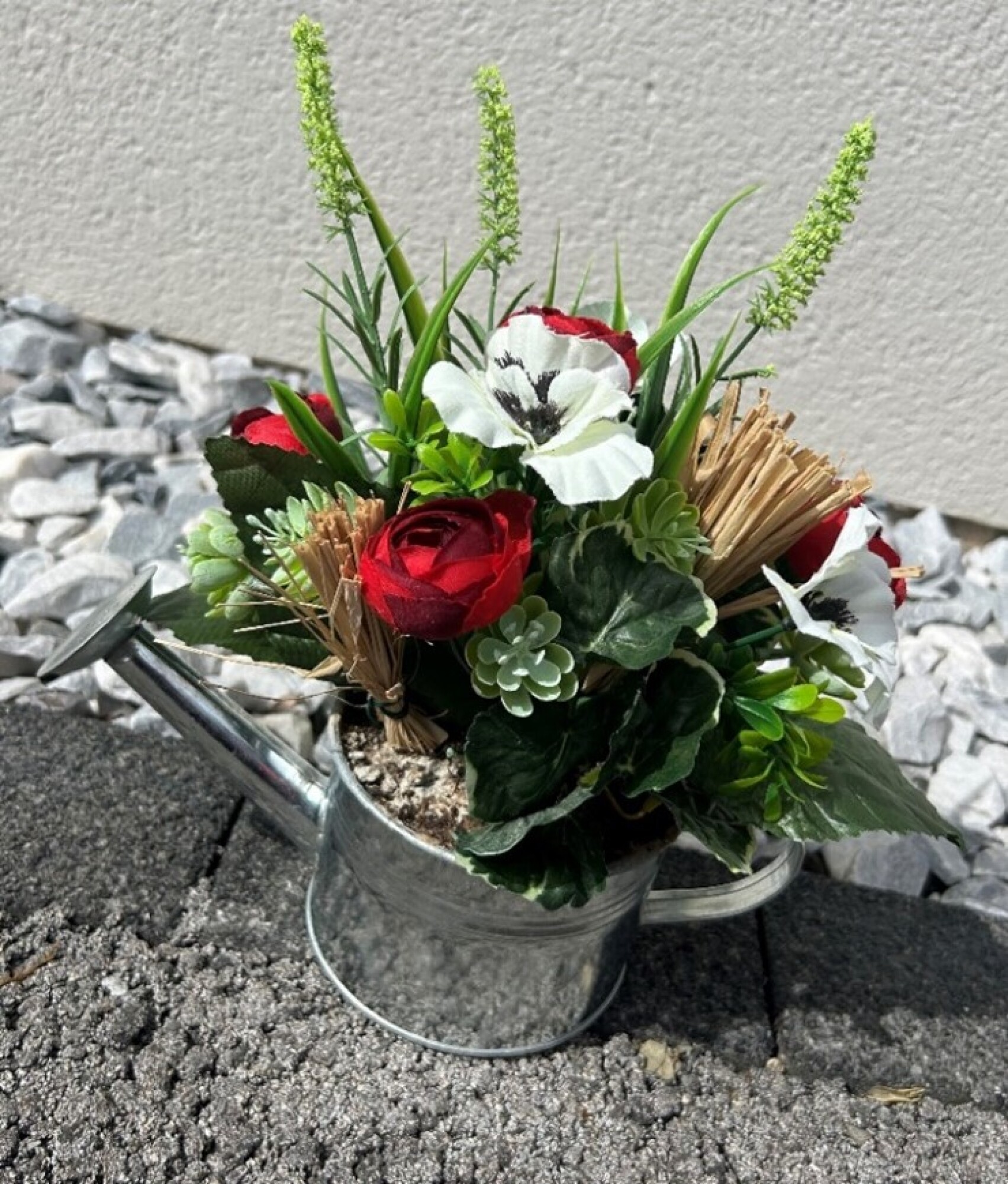 Composition Florale Arrosoir