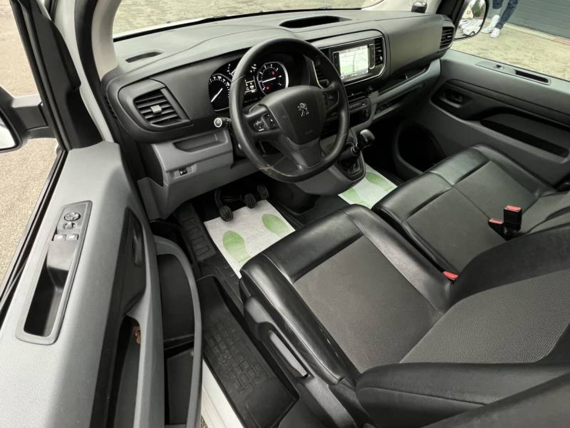 Utilitaire Peugeot expert 1.6 Blue HDI 115 CV, 3 places équipé du GPS Carplay Android à Taverny