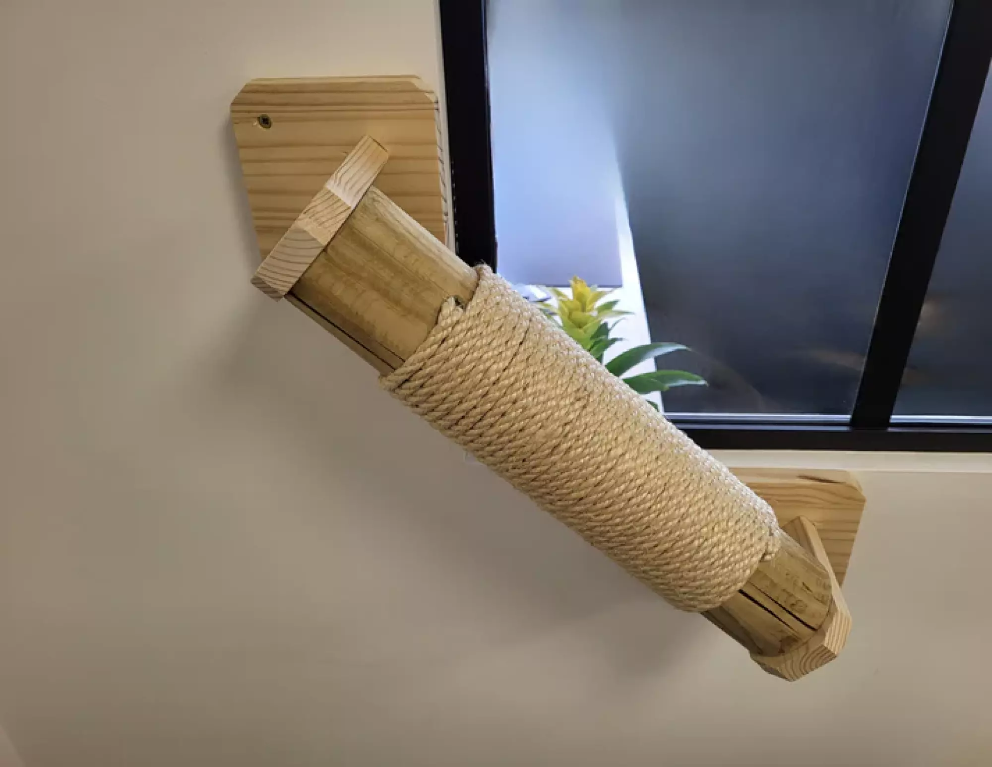 Rondin grattoir mural