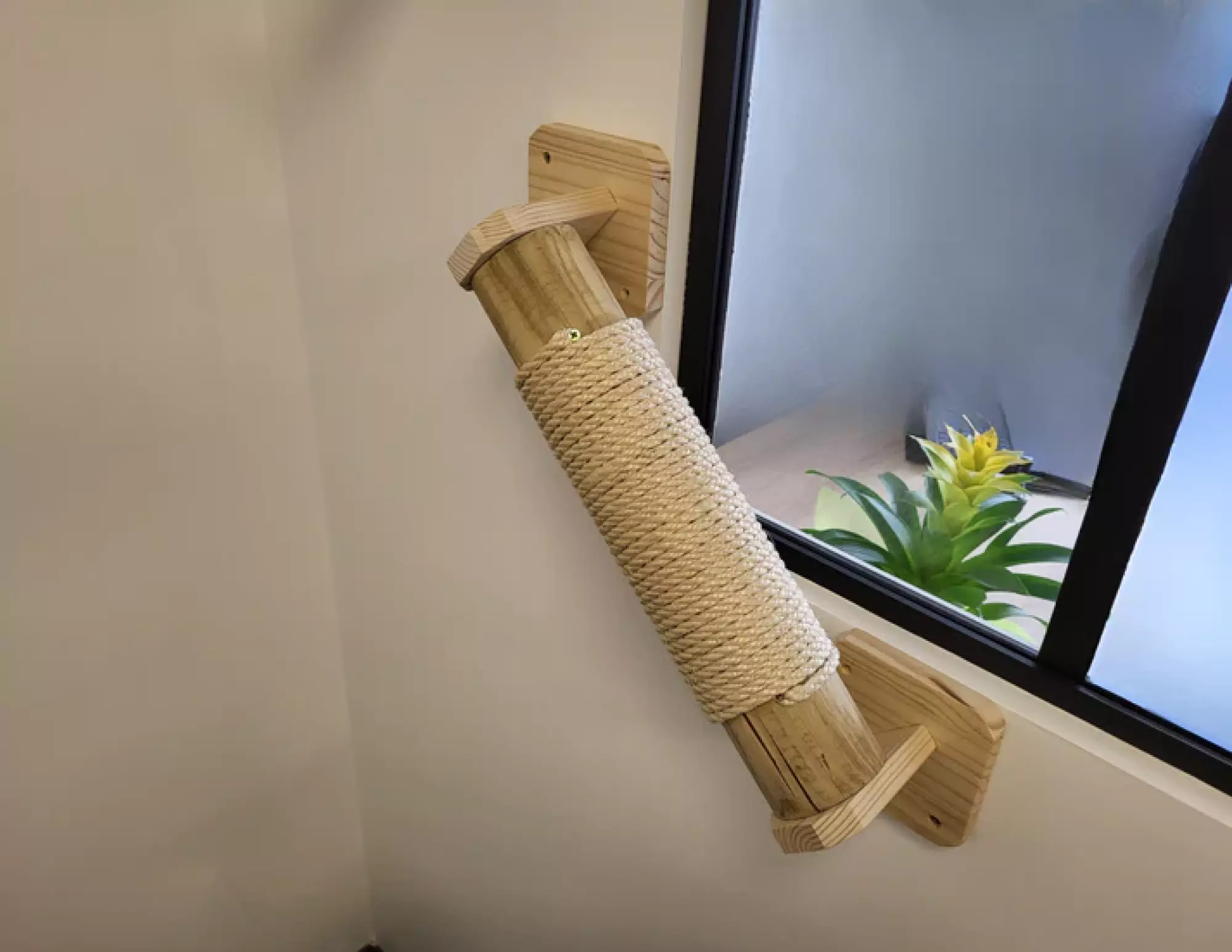 Rondin grattoir mural