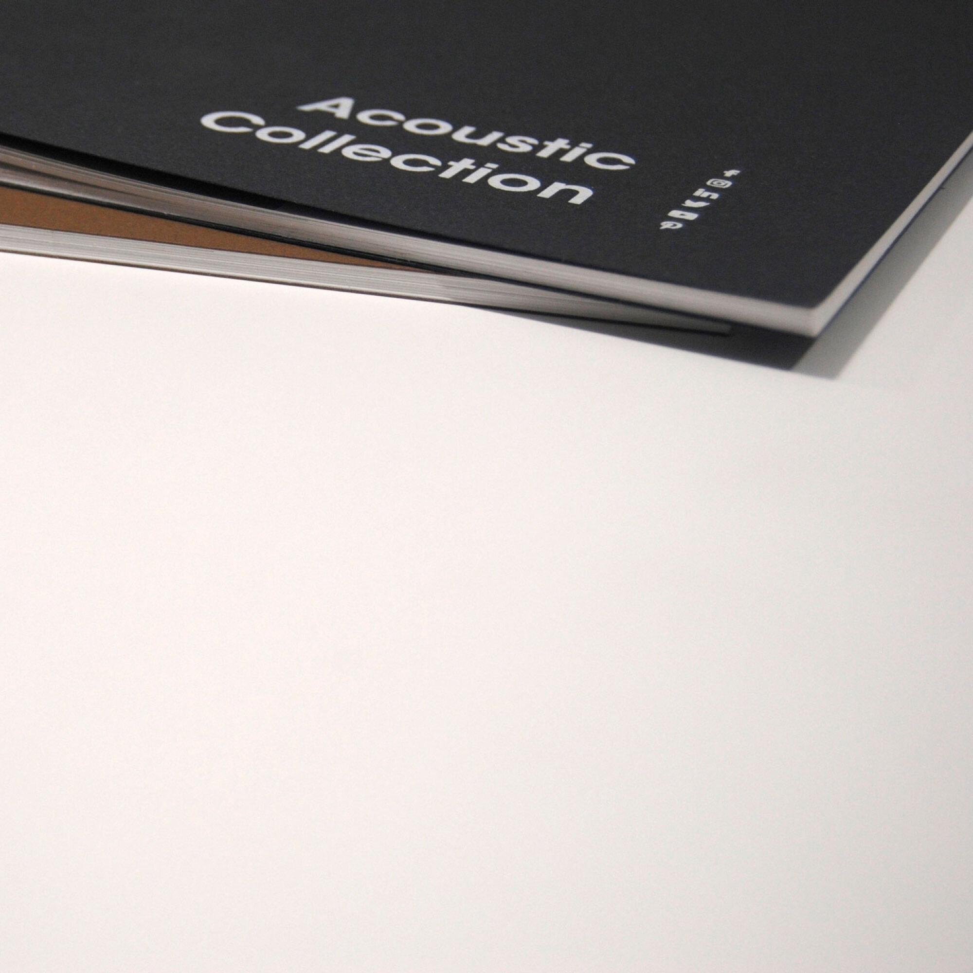 Lot de 1 table pliable blanche h90cm + 2 chaises hautes pour terrasse