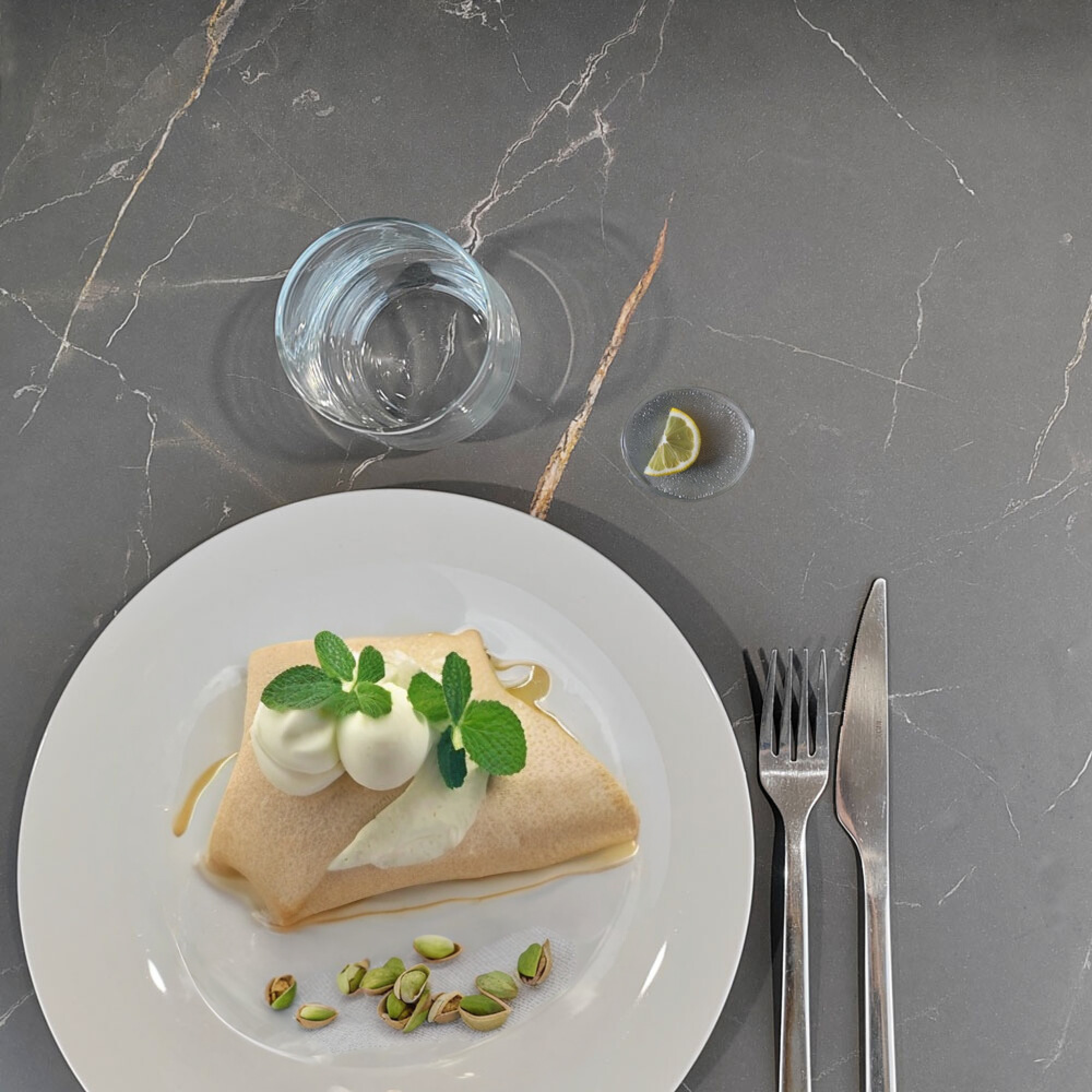 Lot de 1 table pliable marbre feu h90cm + 2 chaises hautes pour terrasse