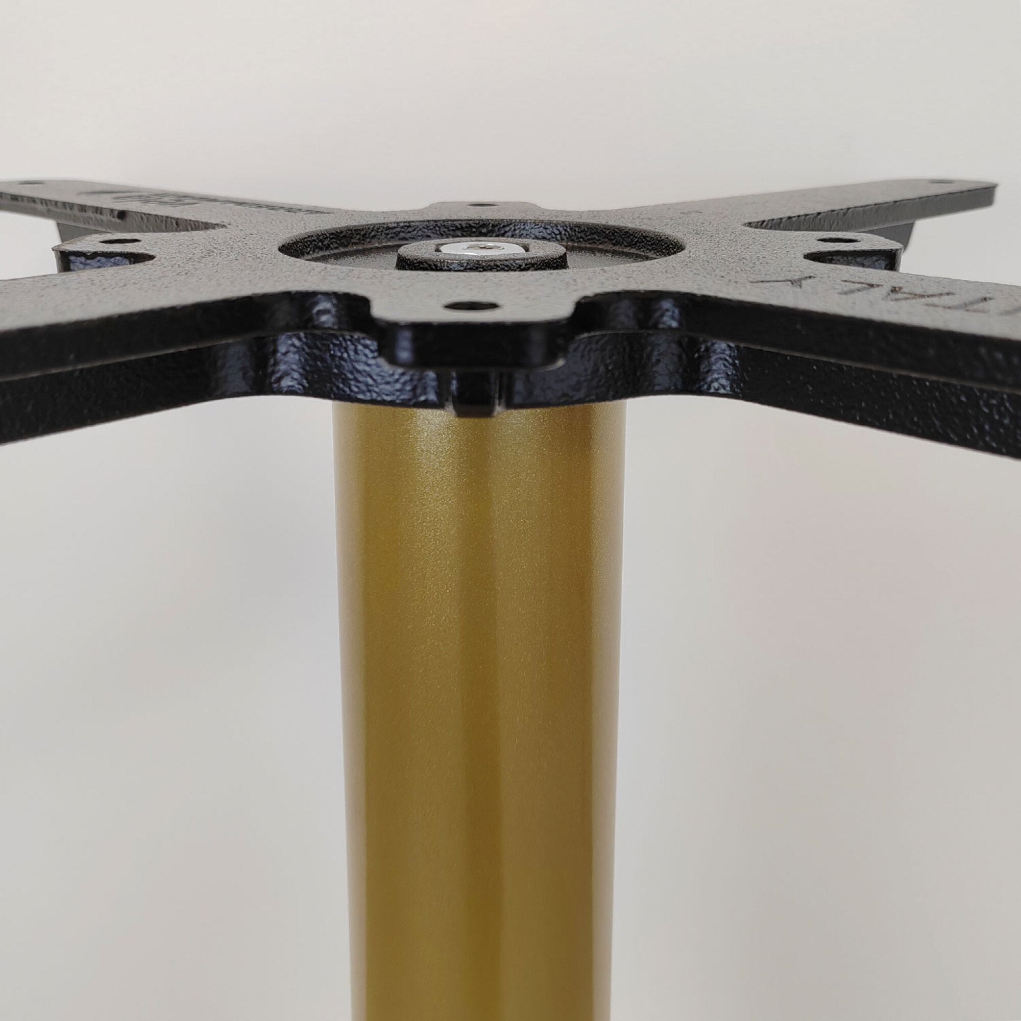 Piétement modèle Rome doré métal XL pour tables jusqu'à Ø130cm