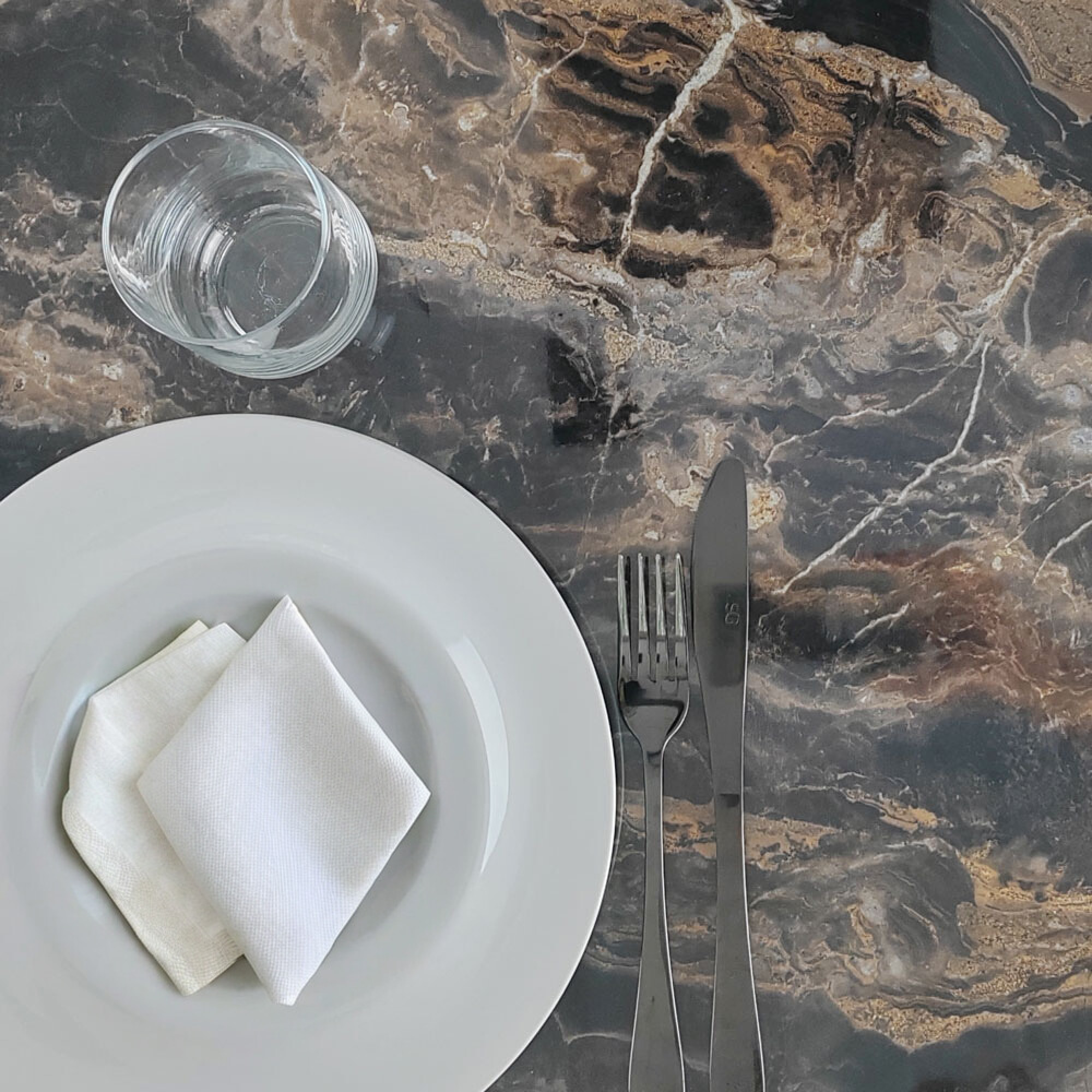 Plateau 70x70 decor marbre capuccino chants laiton