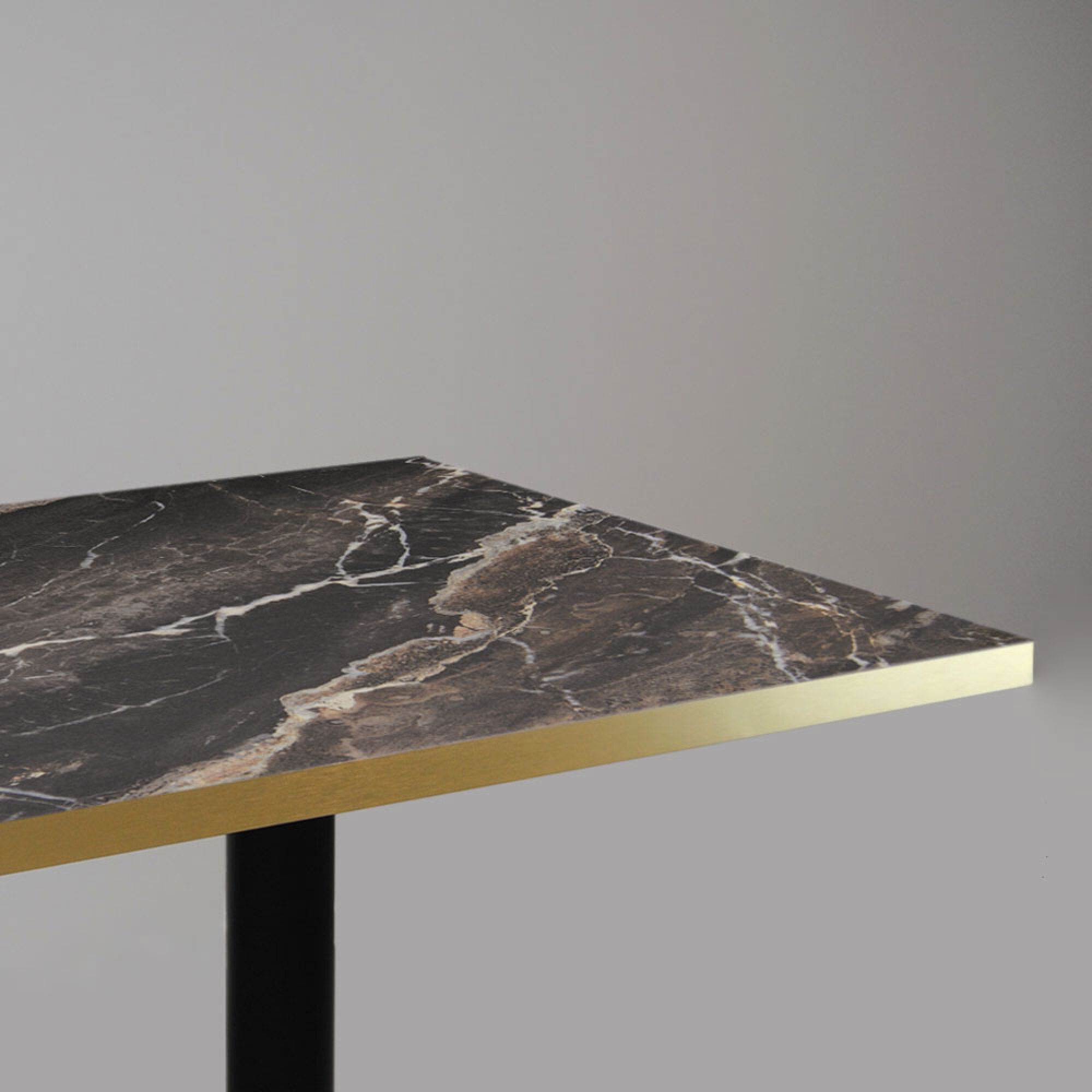 Plateau 70x70 decor marbre royal chants laiton