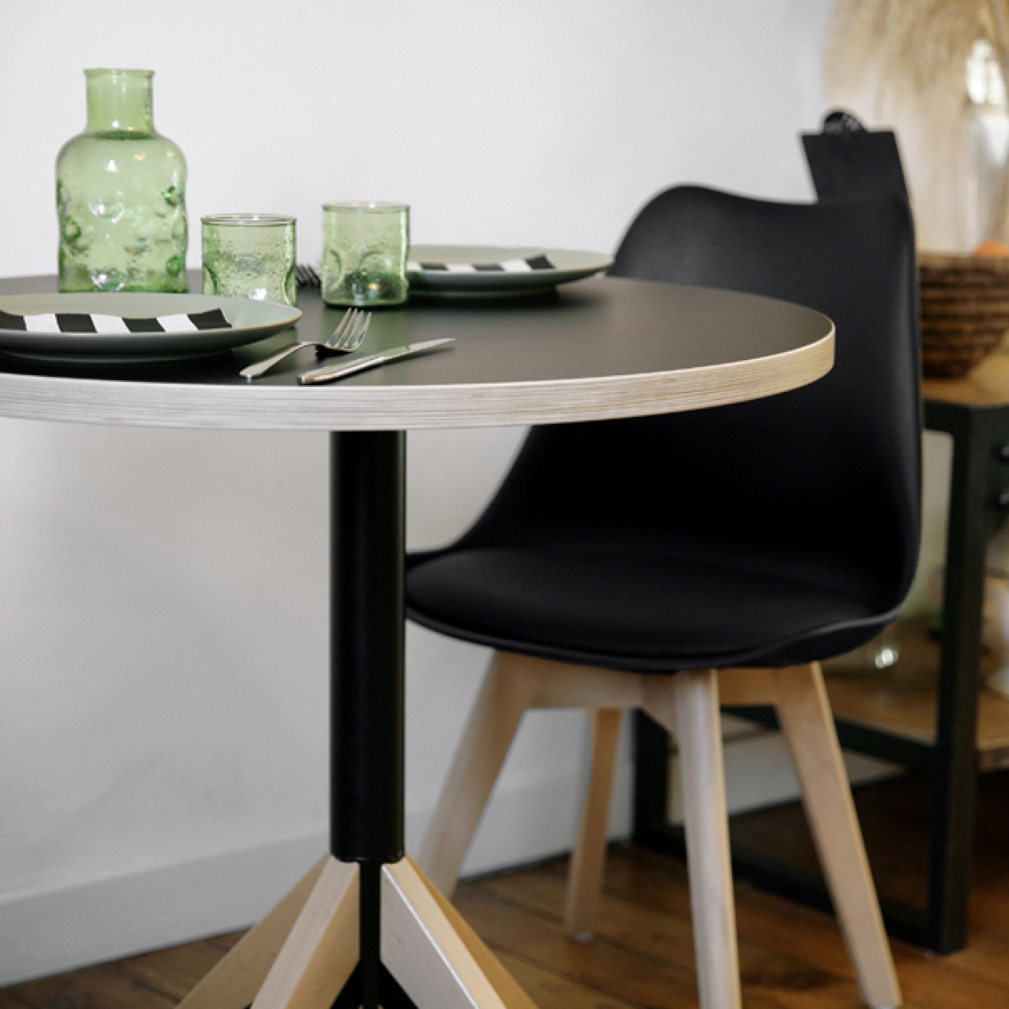 Plateau 90x90 noir chants bois