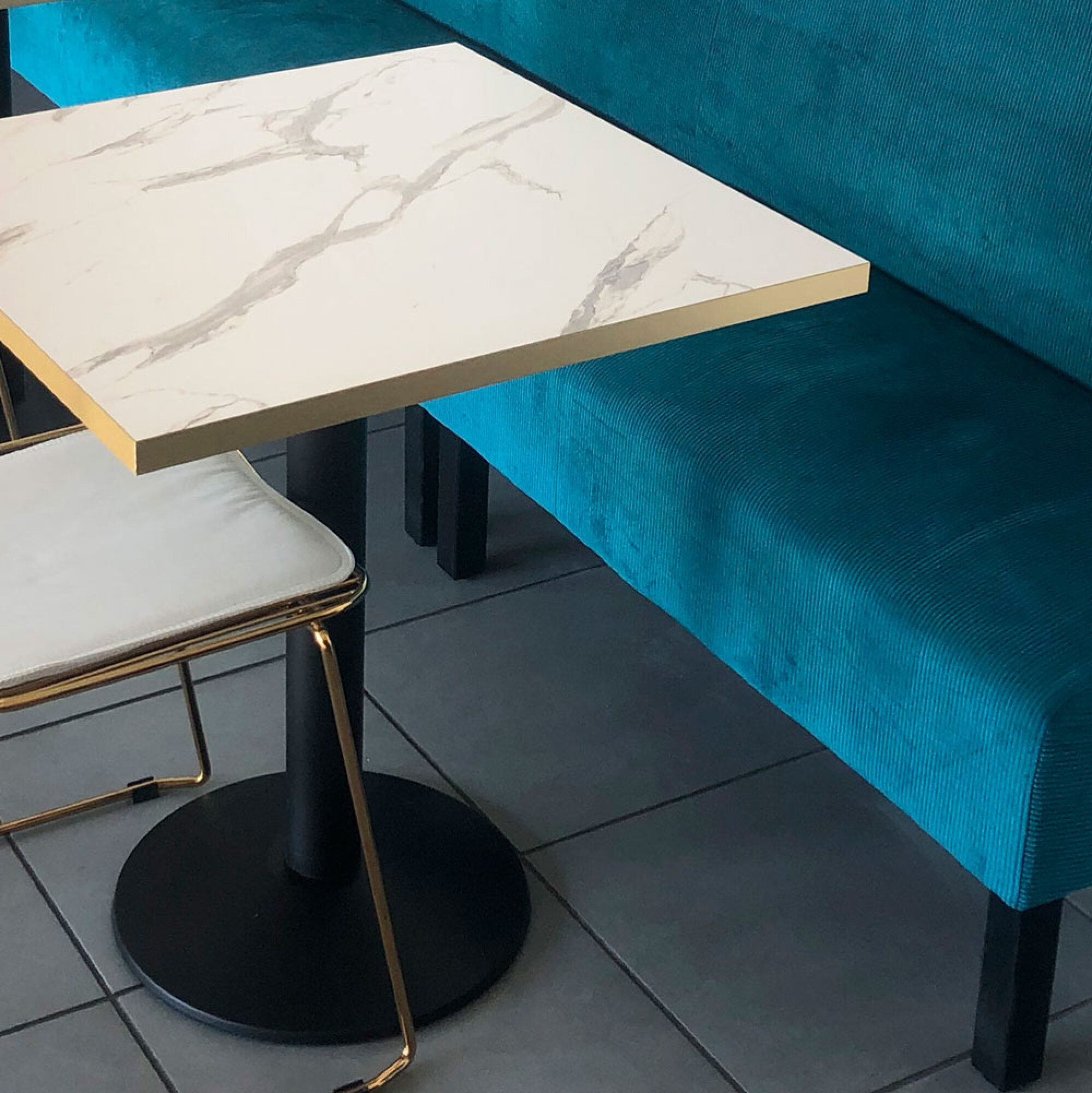 Plateau Ø120 decor marbre blanc chants laiton