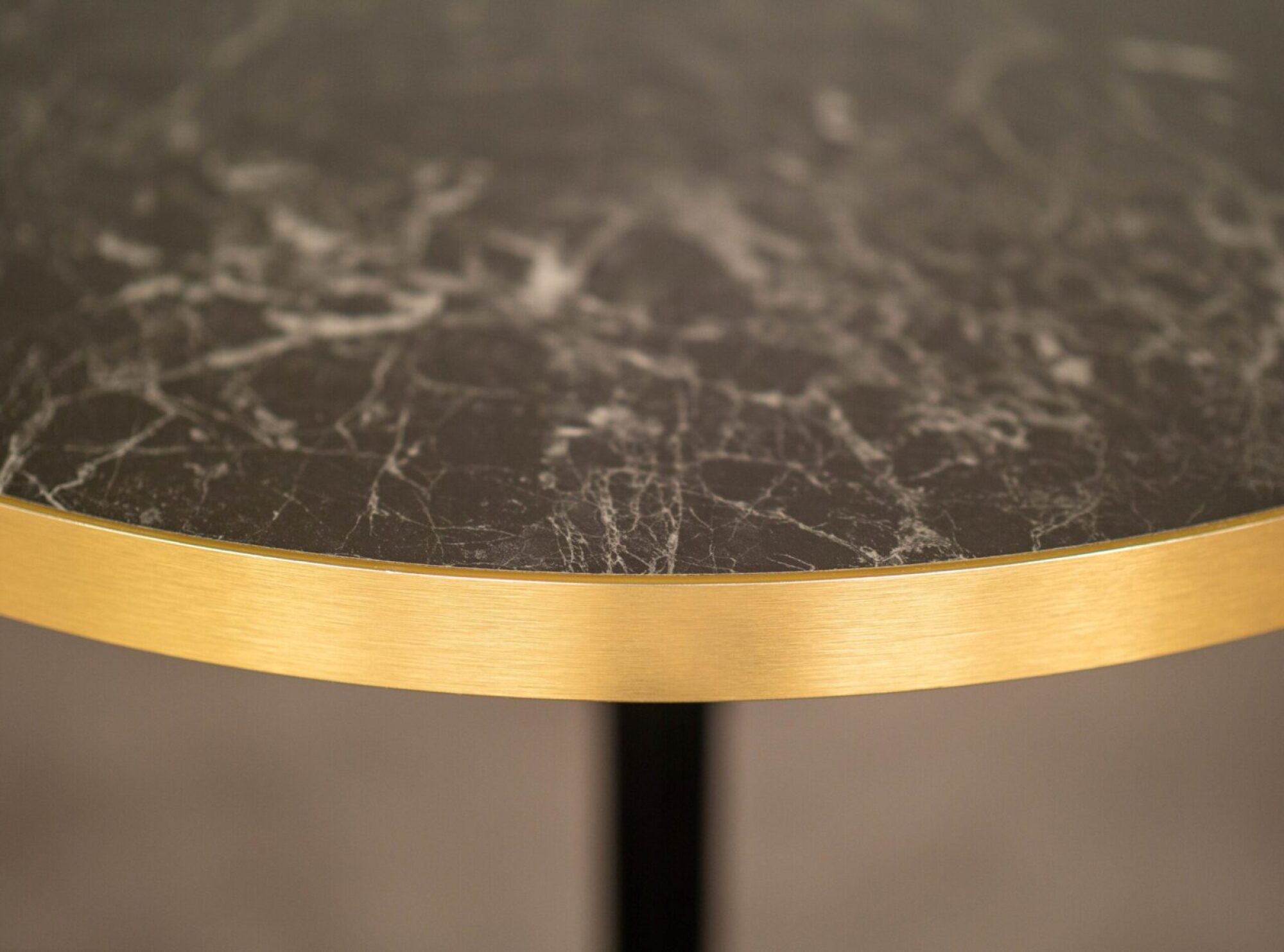 Plateau Ø120 decor marbre noir brillant chants laiton