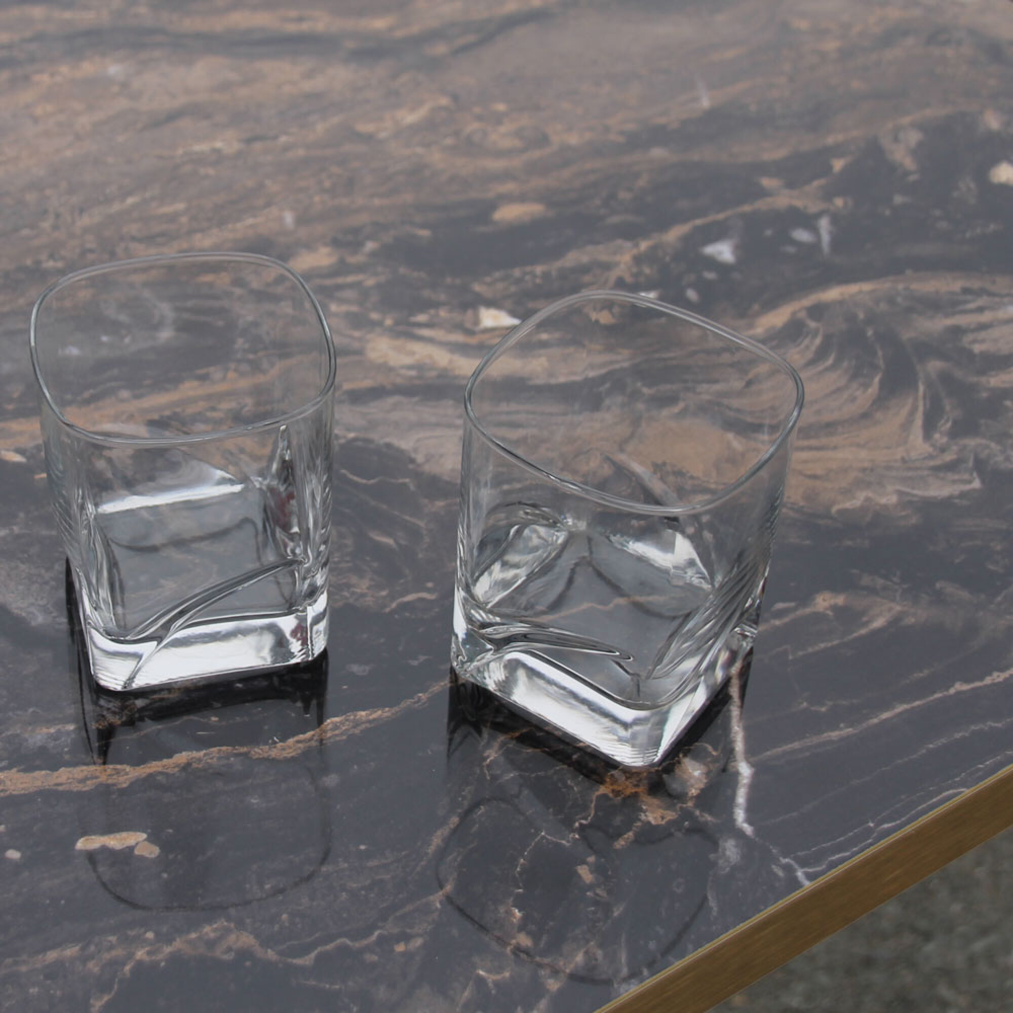 Plateau Ø90 decor marbre capuccino chants laiton