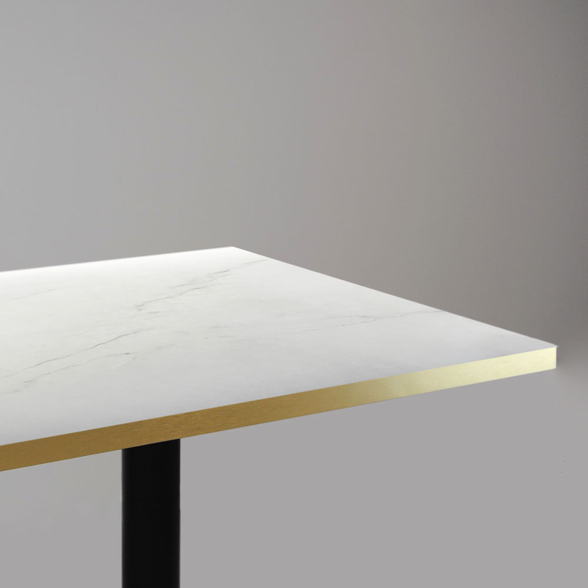 Table 120x70cm - modèle Milan marbre paros chants laiton