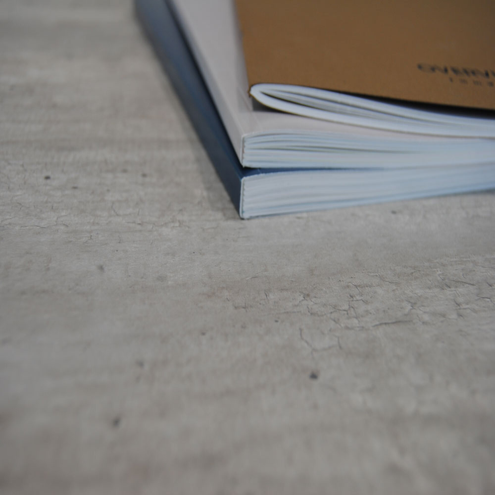 Table 70x70cm - modèle Bazila béton naturel