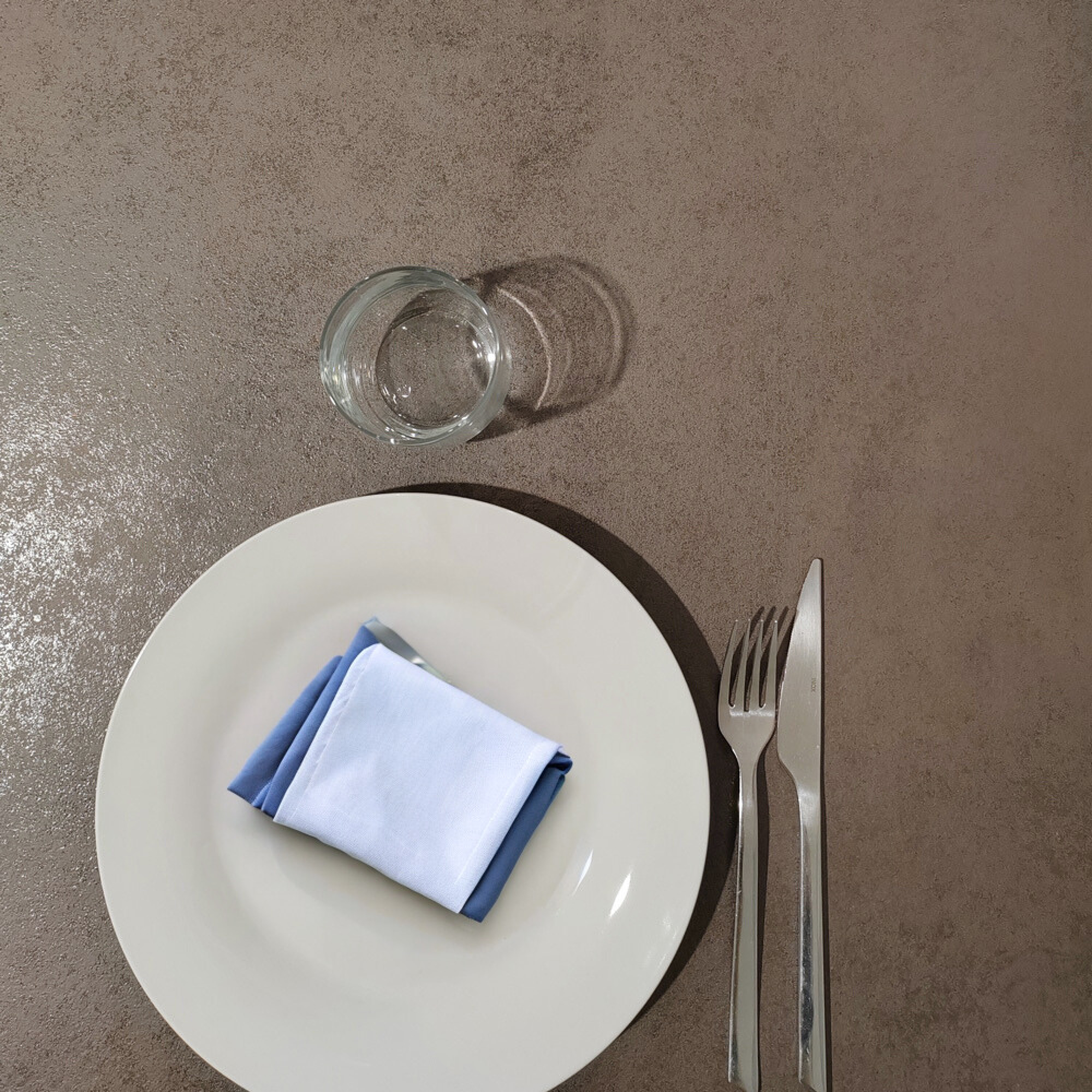 Table 70x70cm - modèle Dina bronze oxydé