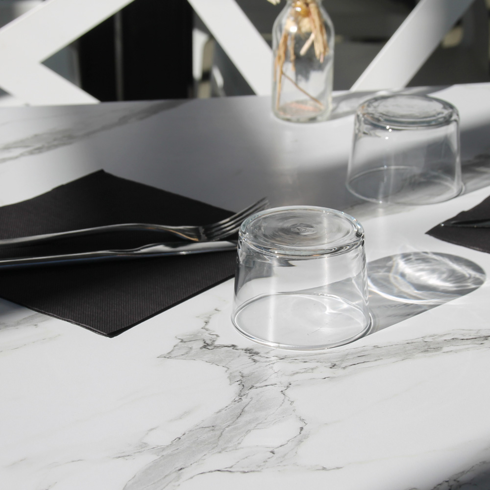 Table 70x70cm - modèle Dina marbre blanc