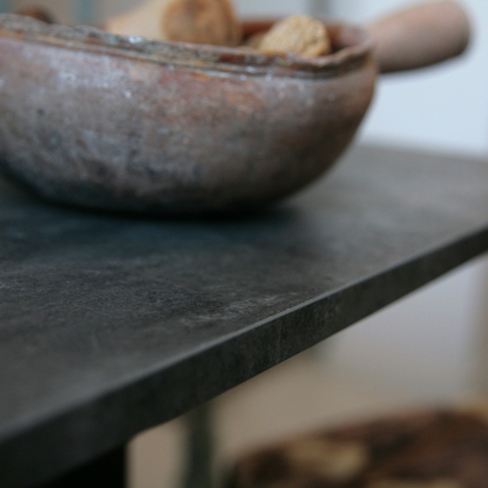 Table 70x70cm - modèle Dina pierre métallisée