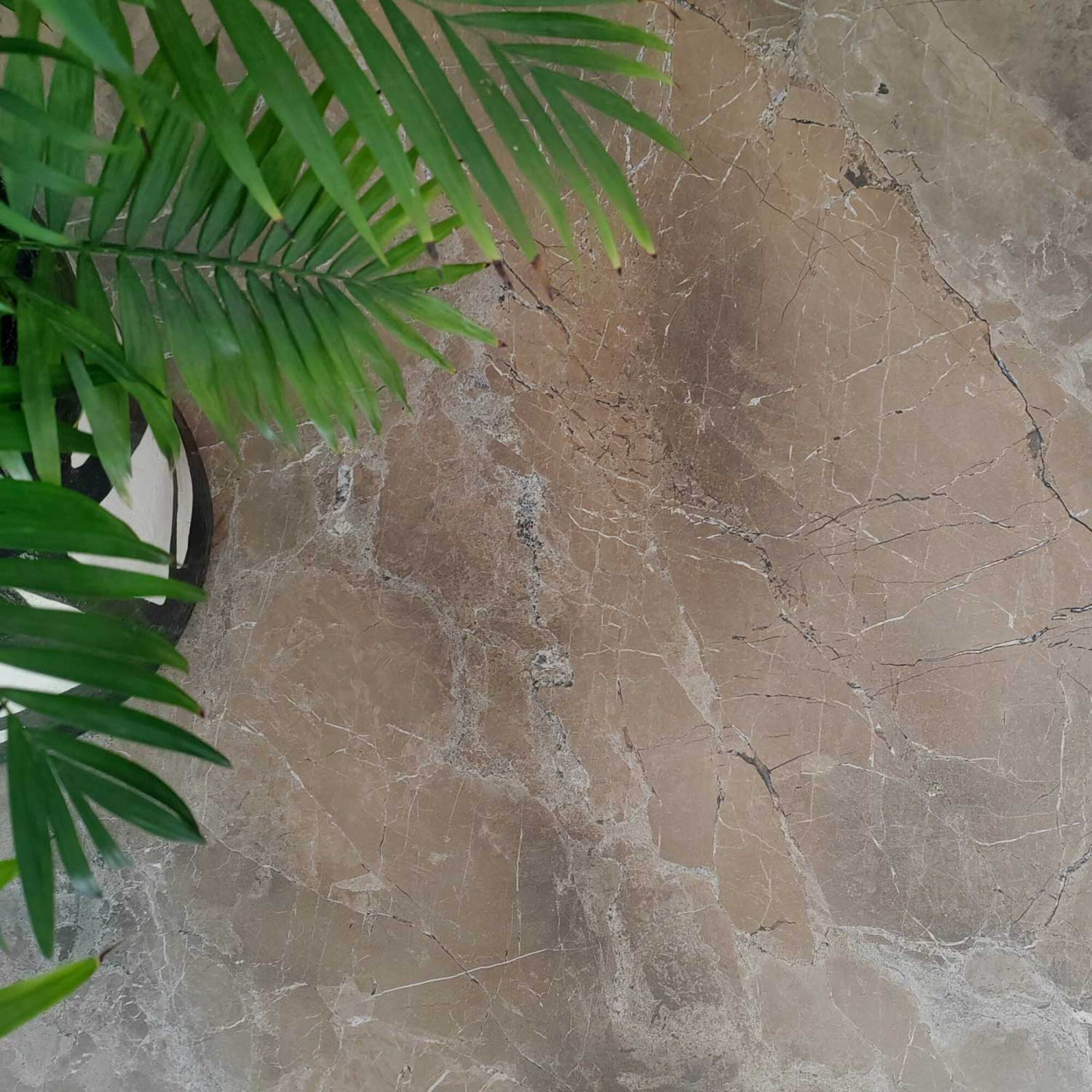 Table 70x70cm - modèle Milan marbre grec chants laiton