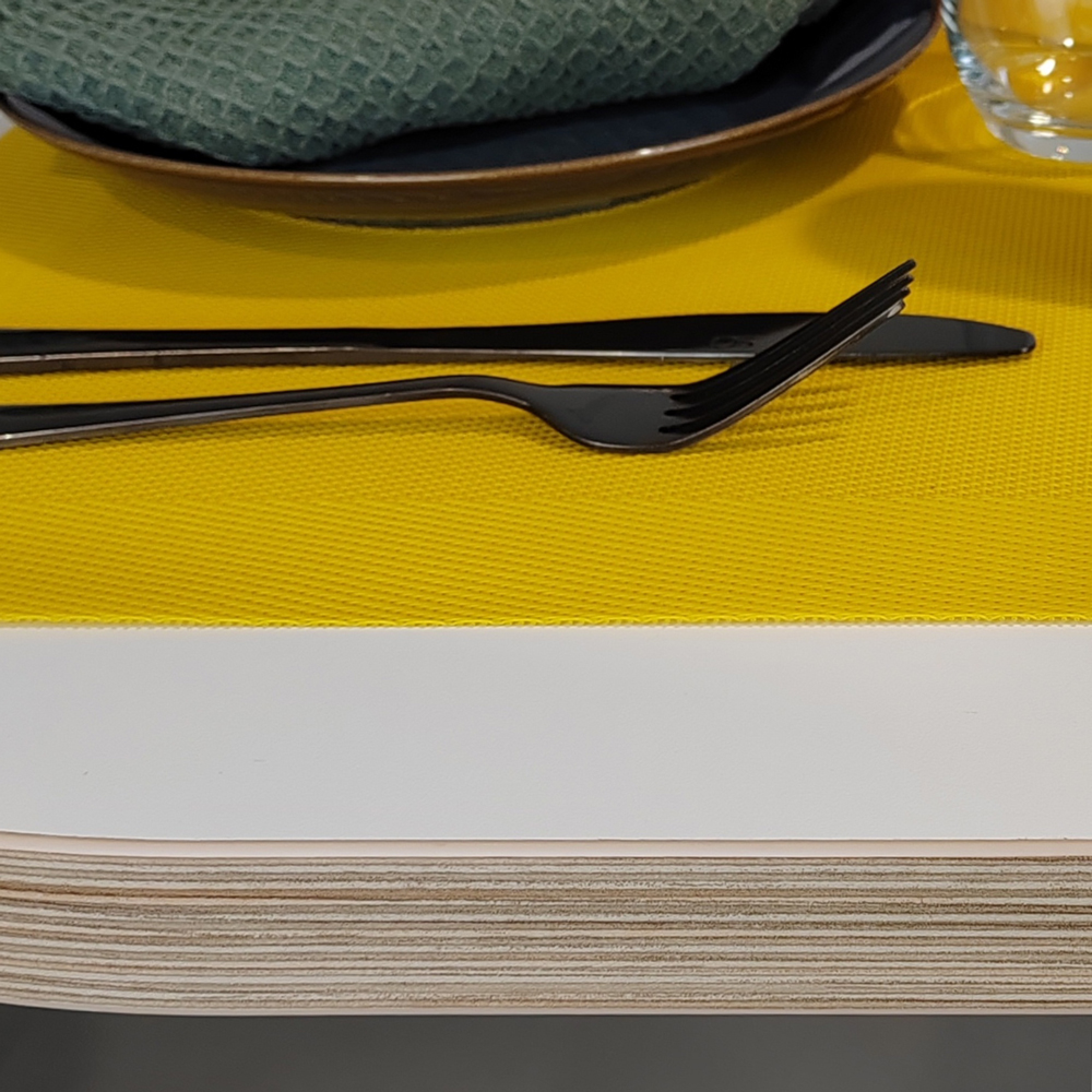 Table 70x70cm - modèle Rome blanc avec chants bois