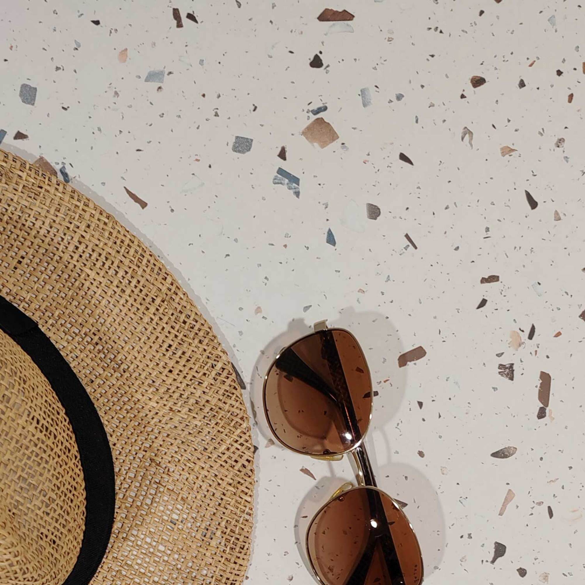 Table h90cm, pliable pour terrasse en Compact HPL décor terrazzo 70x70