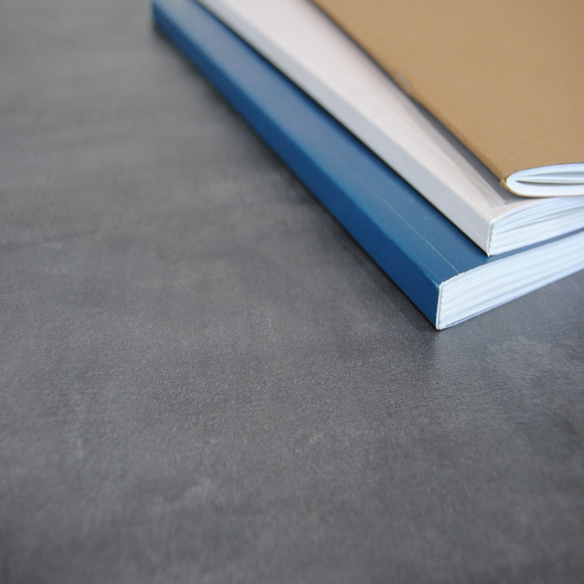 Table Ø70cm - modèle Round pied blanc ardoise métallisée