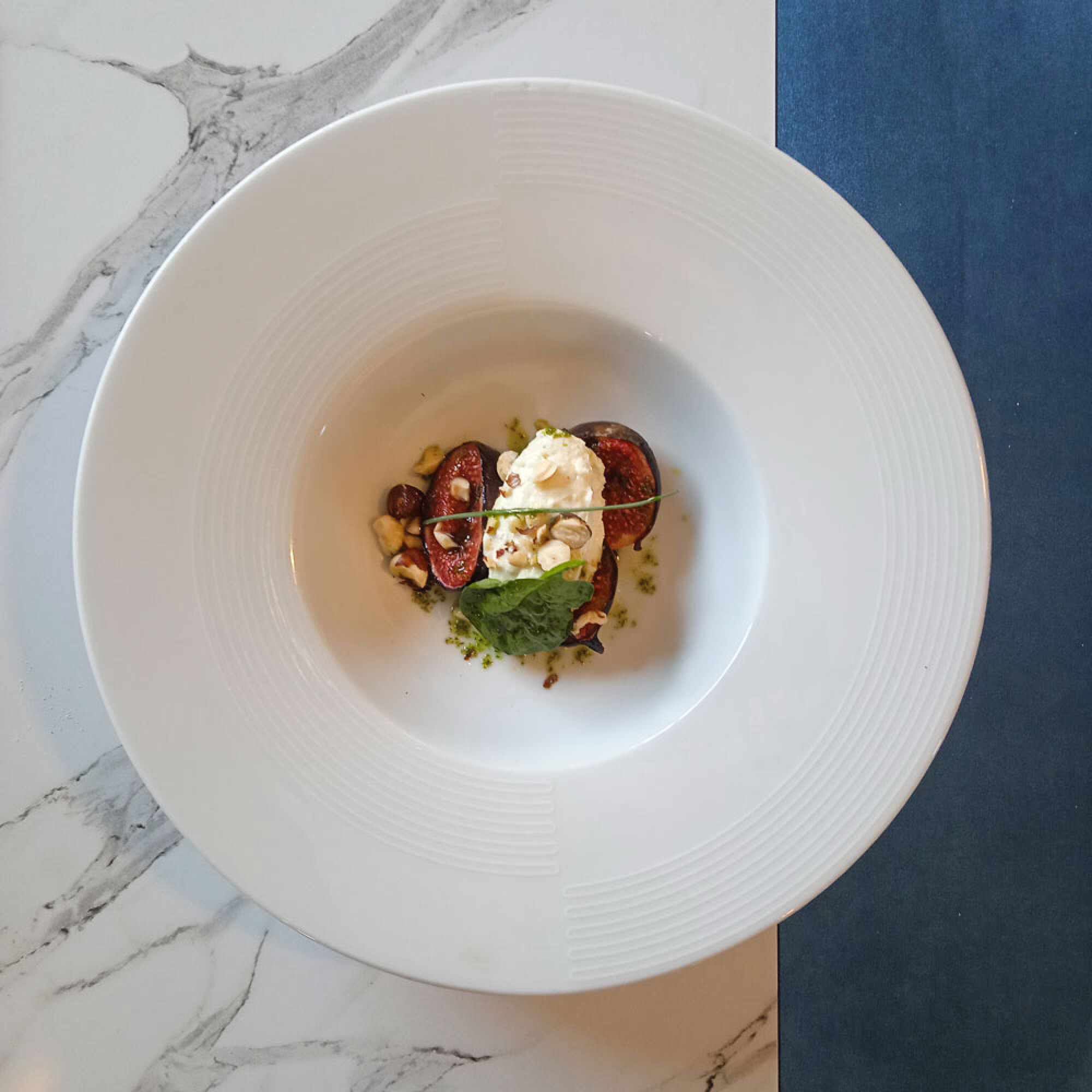 Table pliable pour terrasse en Compact HPL décor marbre blanc 70x70