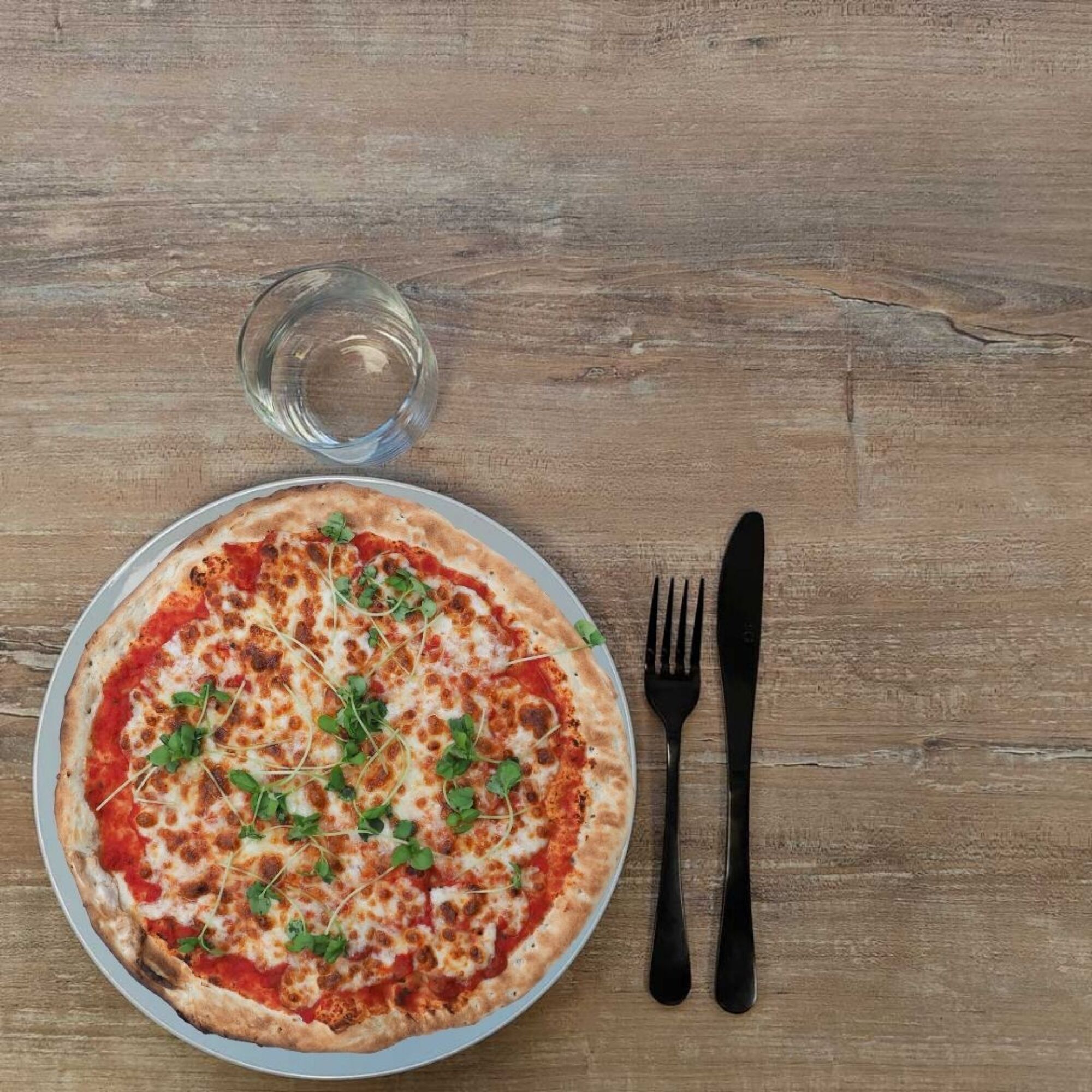 Table ronde Ø80cm - modèle Bazila chêne slovène