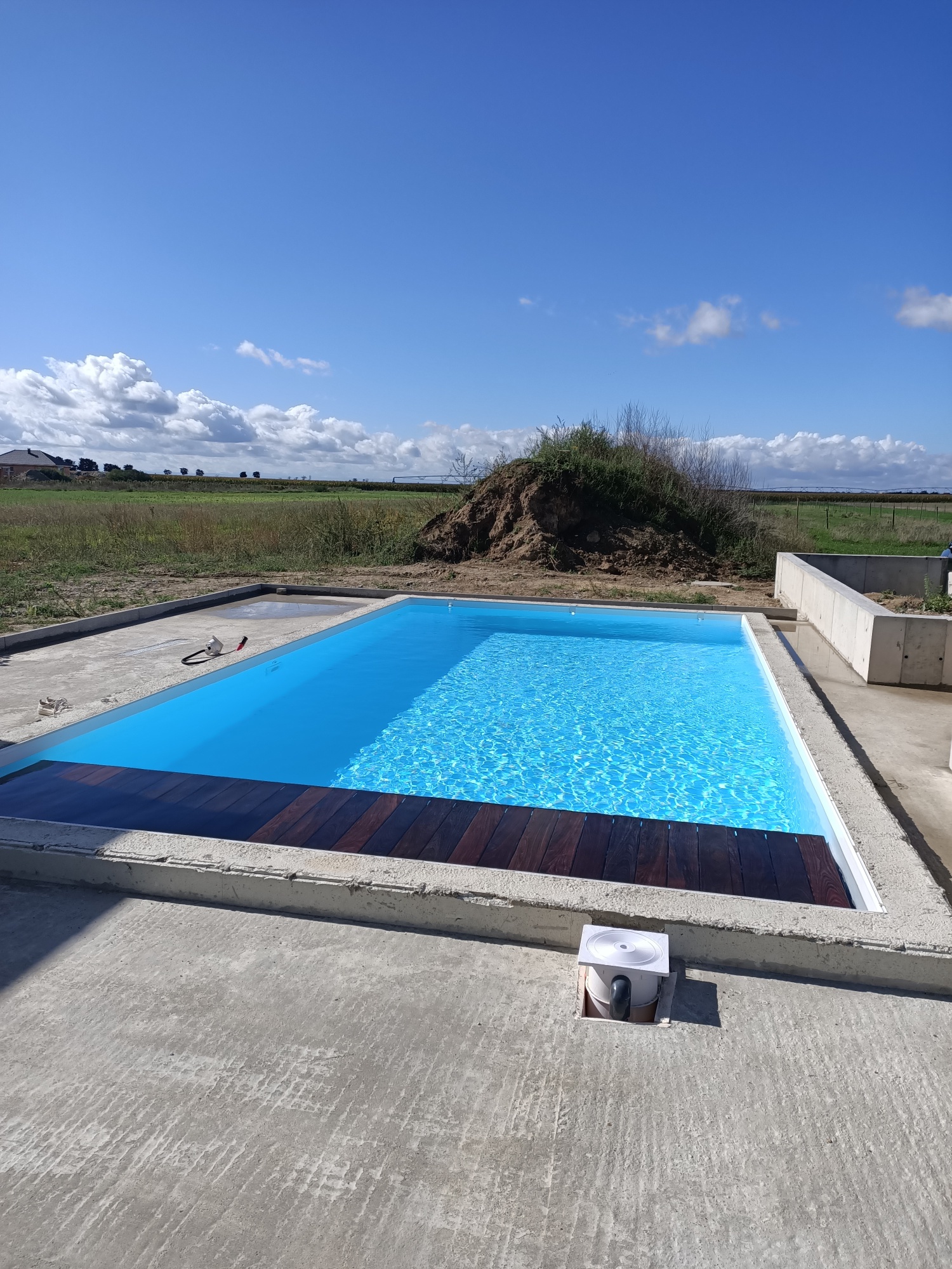 Installation piscine complète (canalisations, local technique, liner, volet immergé)