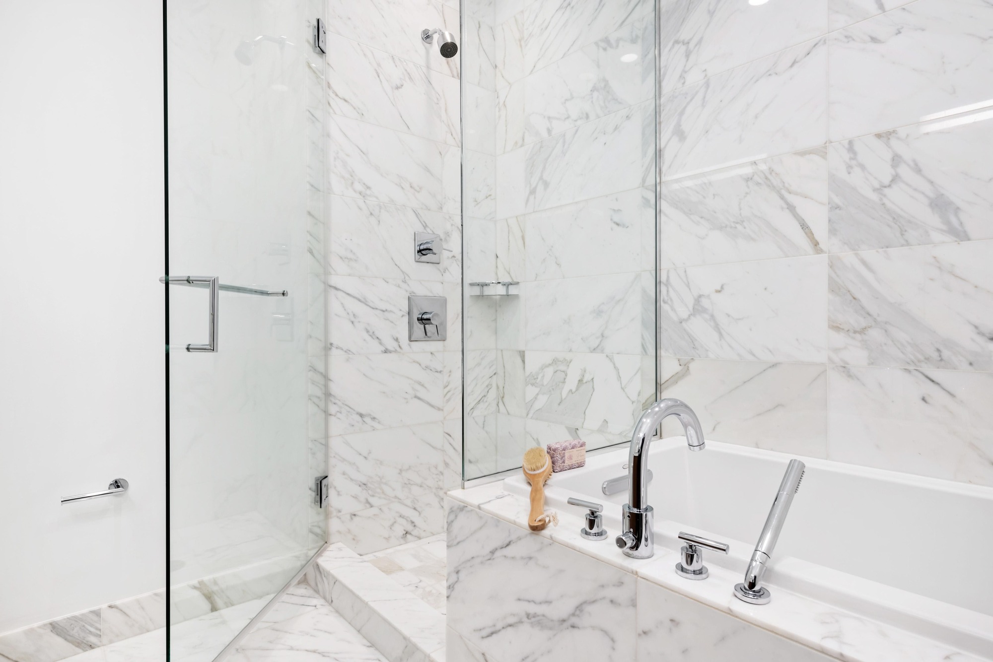 Installation d'une porte de douche Jacob Delafon