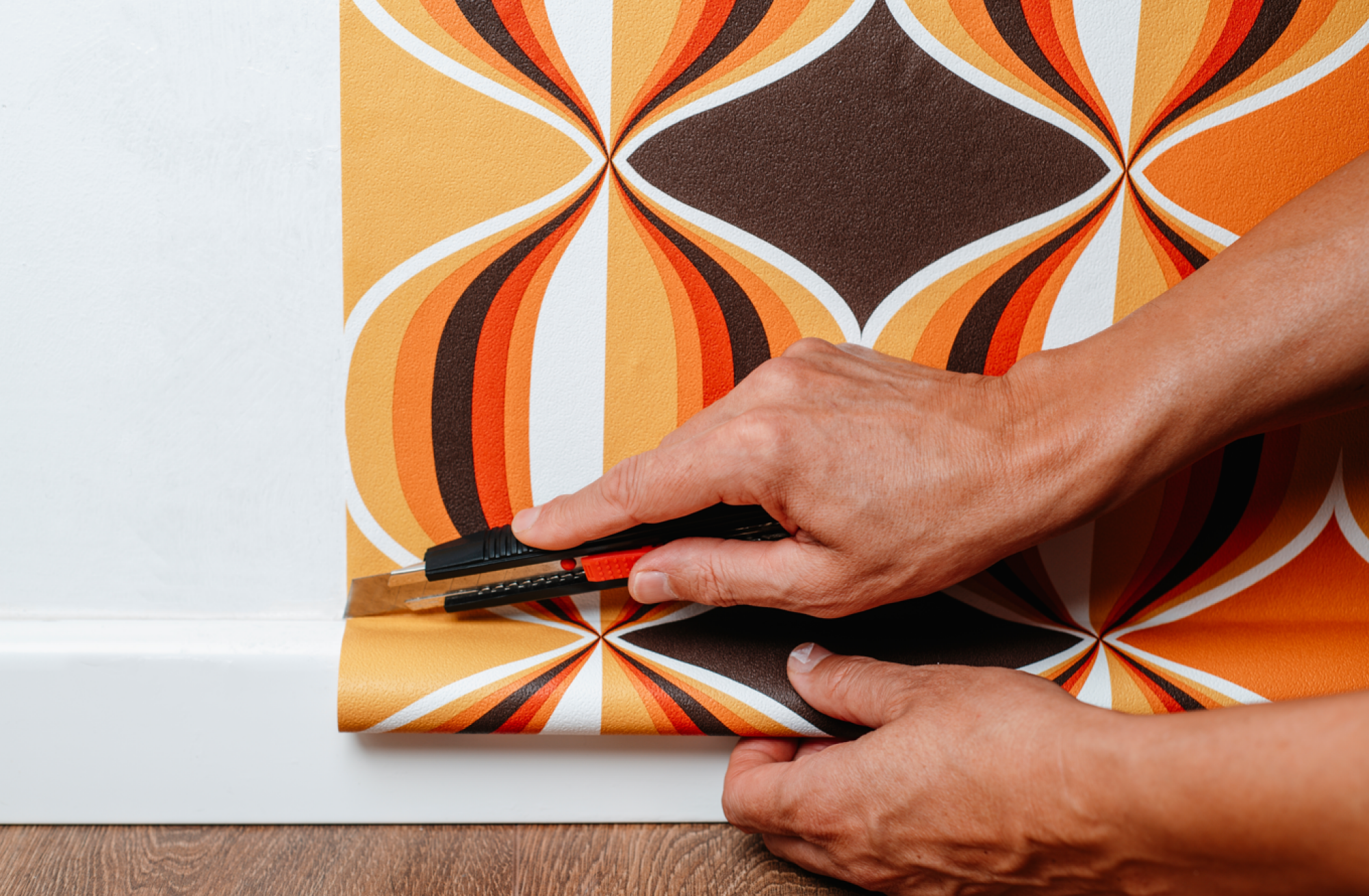 Pose de papier peint à motifs