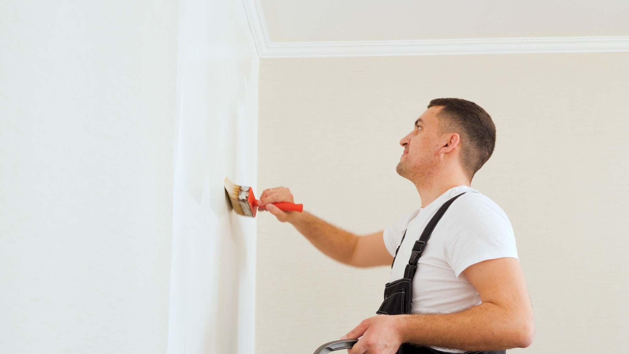 Pose de papier peint intissé