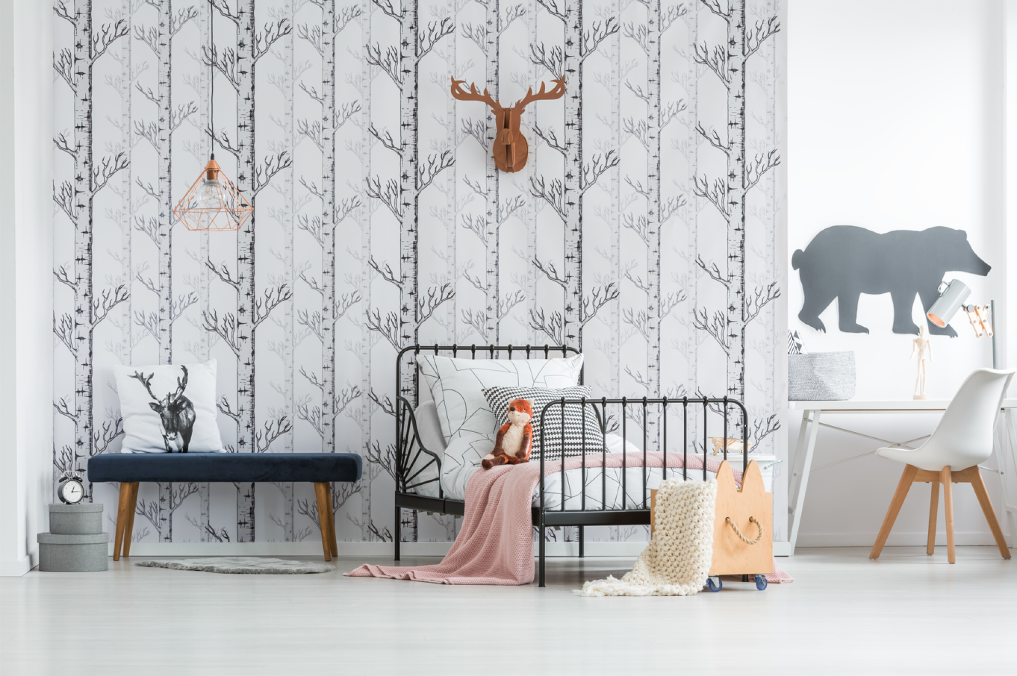 Pose de papier peint décoration de chambre d'enfant