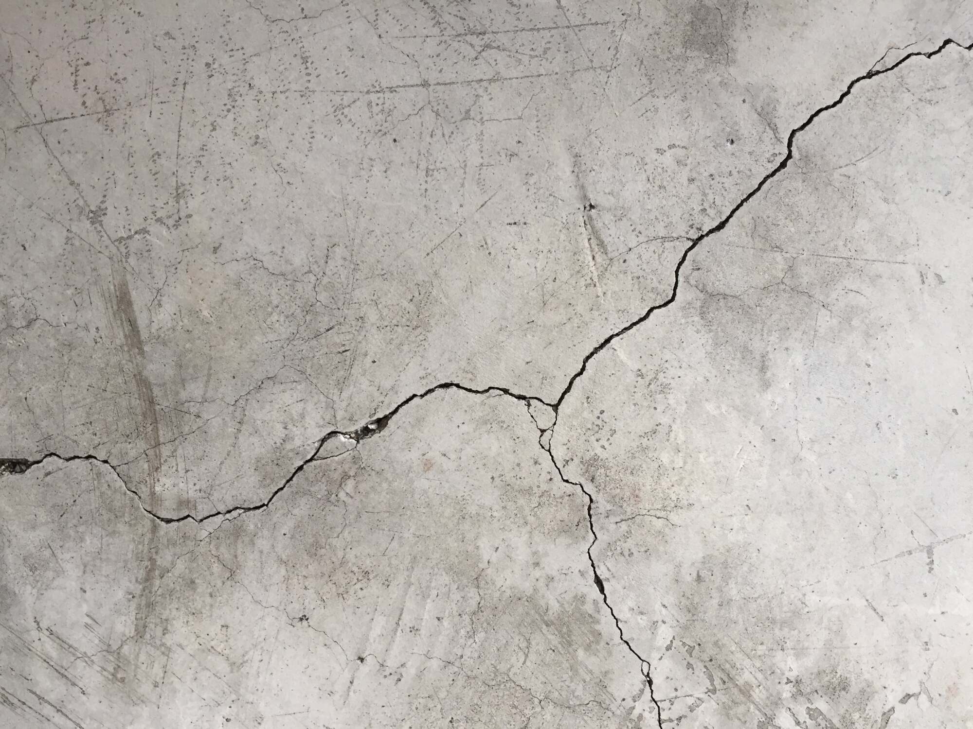 Réparation fissures béton ciré