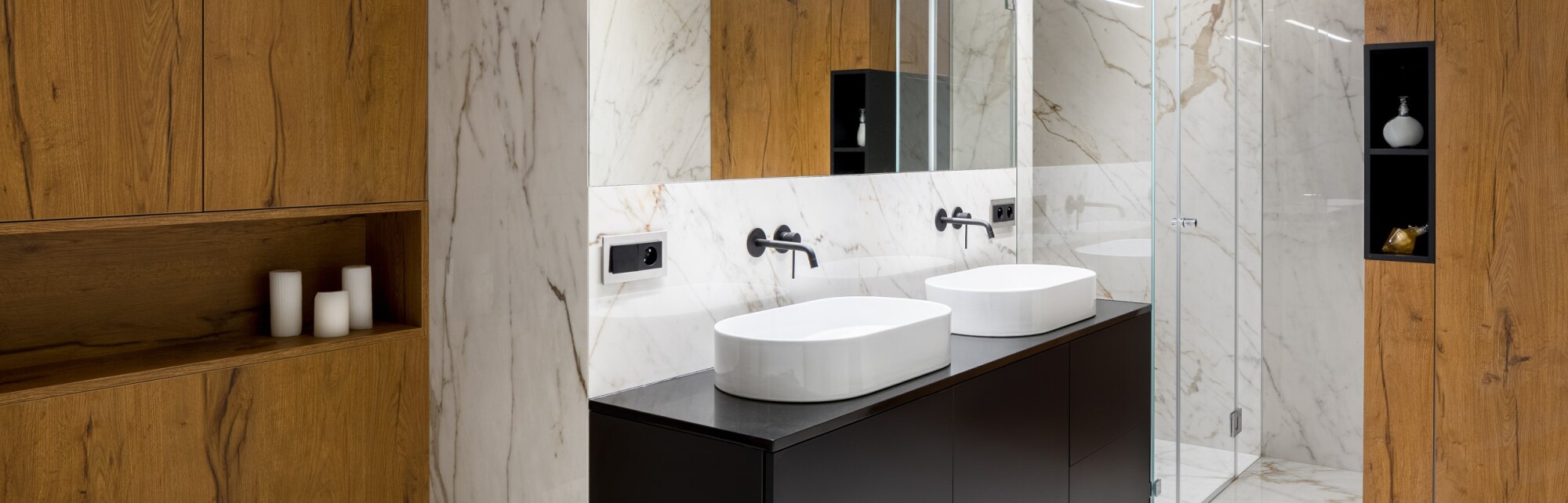 Installation de meuble en bois laqué