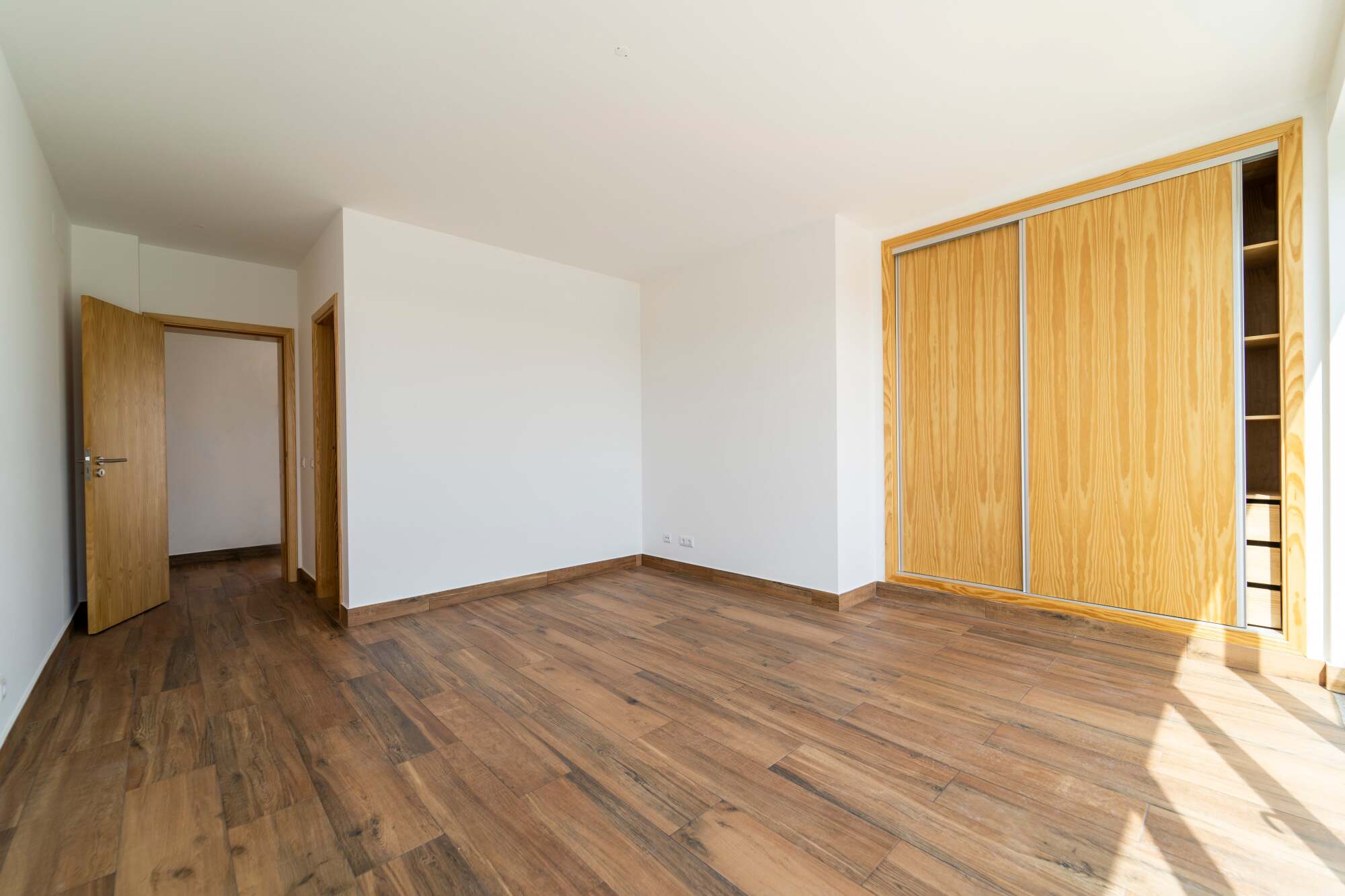 Pose de parquet imitation bois foncé