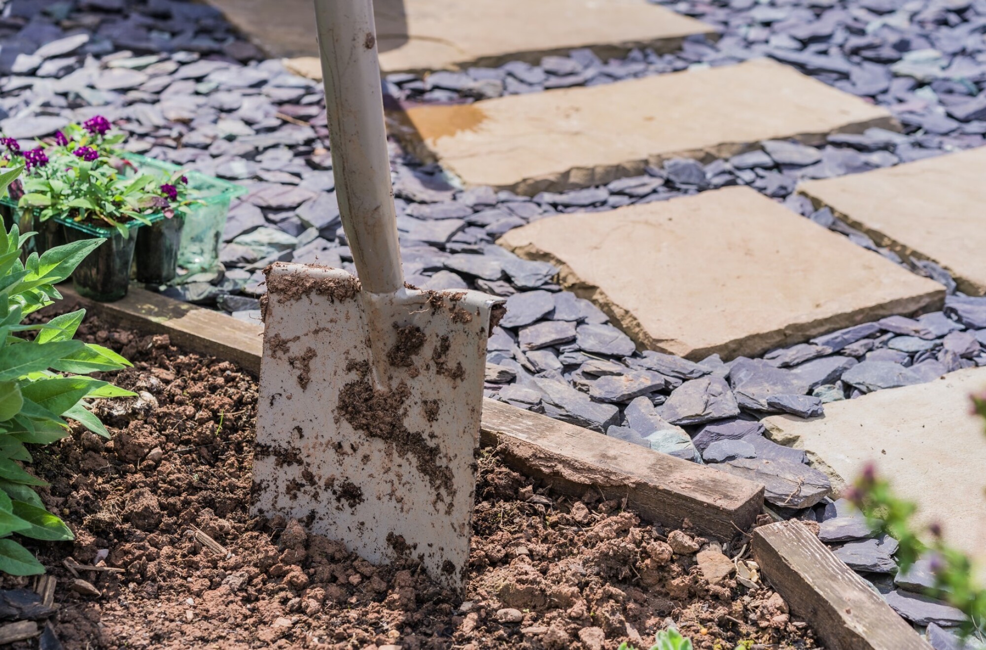 Livraison & pose d'ardoise déco pour jardin