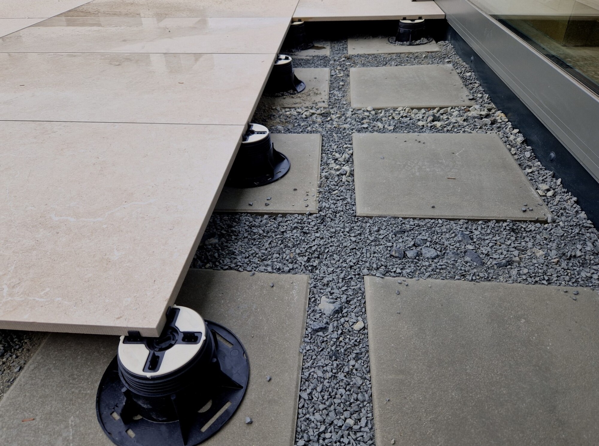 Pose dalles sur plots