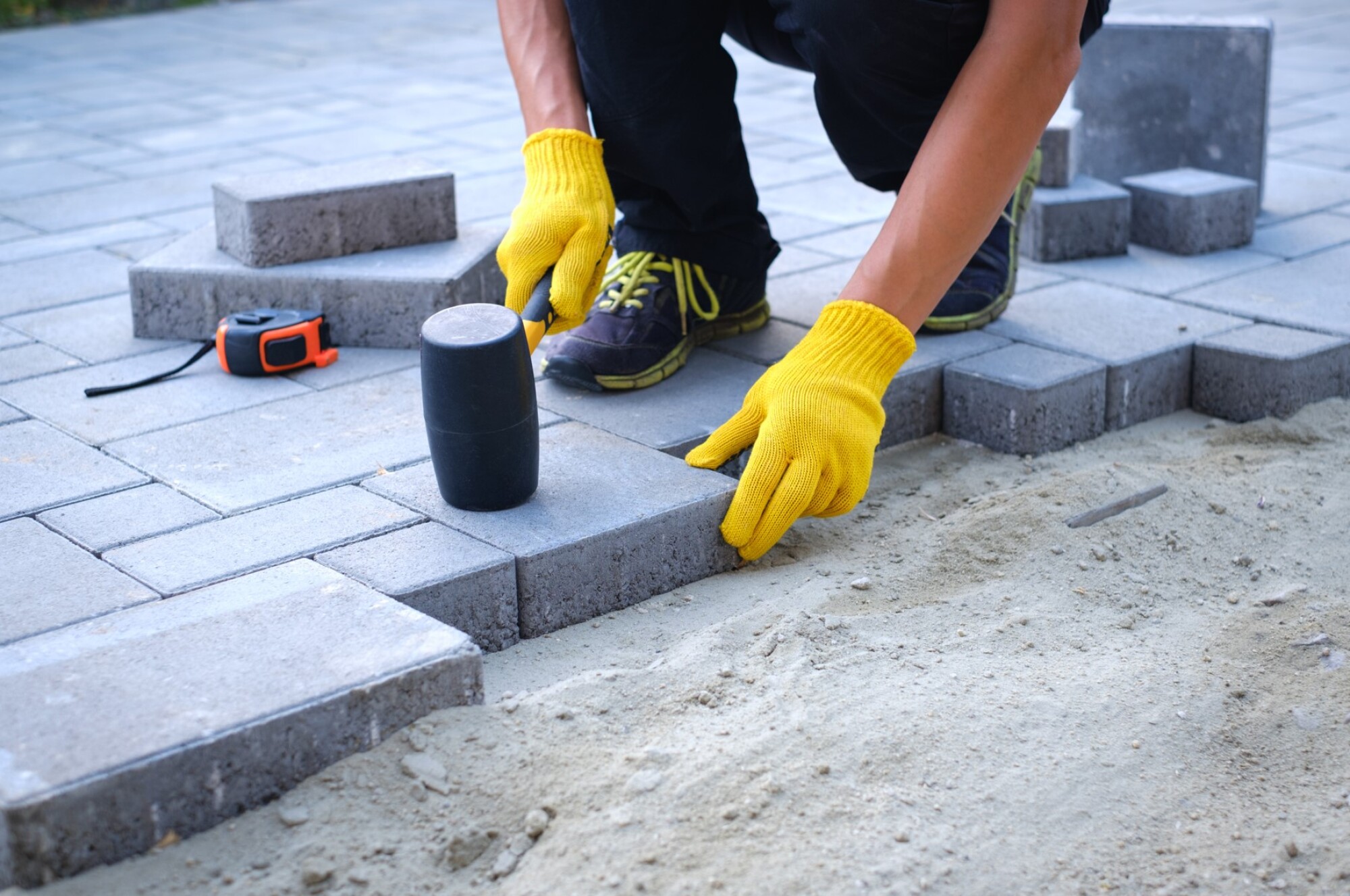 Pose de pavés béton