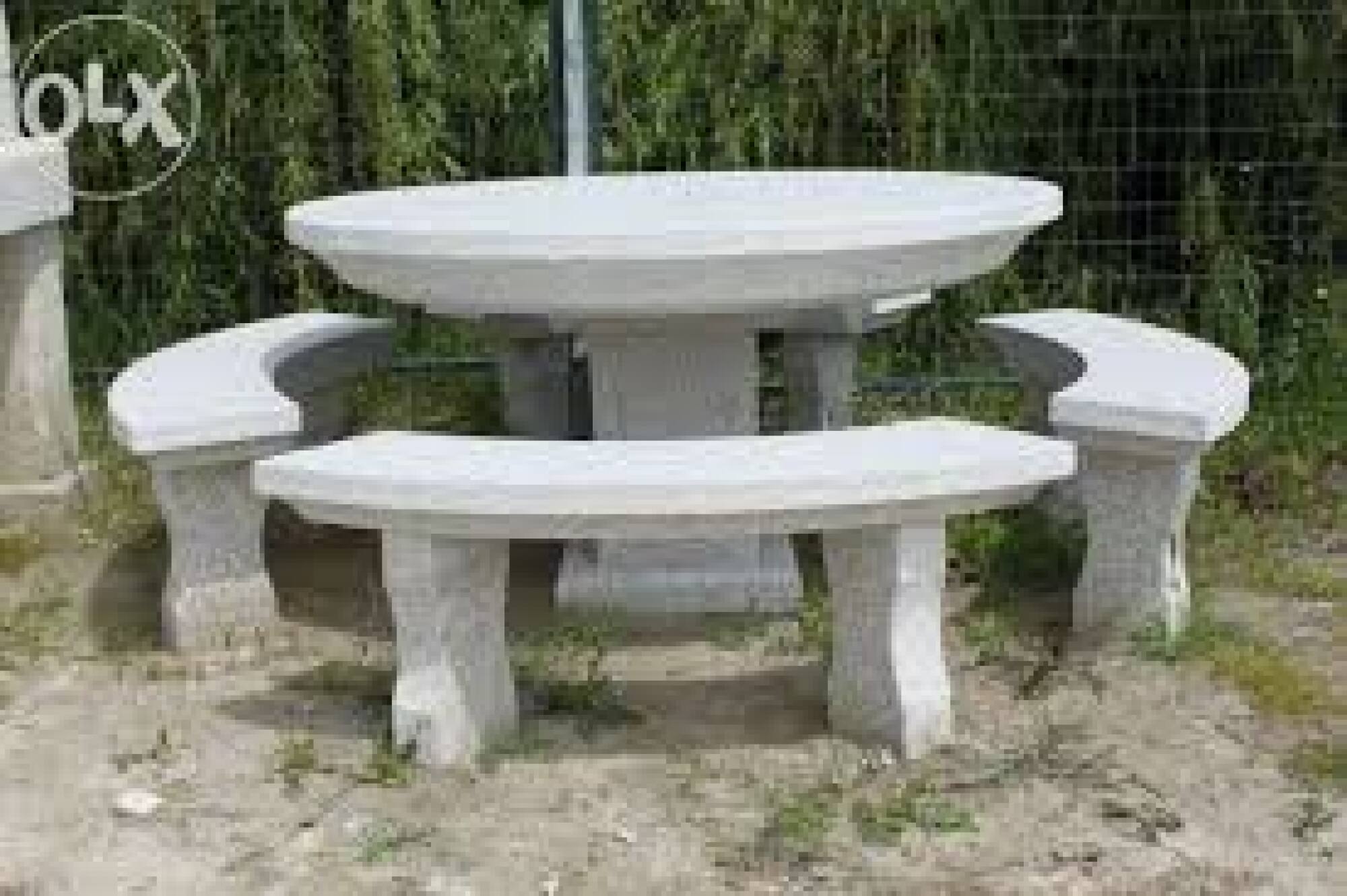 Table ronde en granit gris avec banc