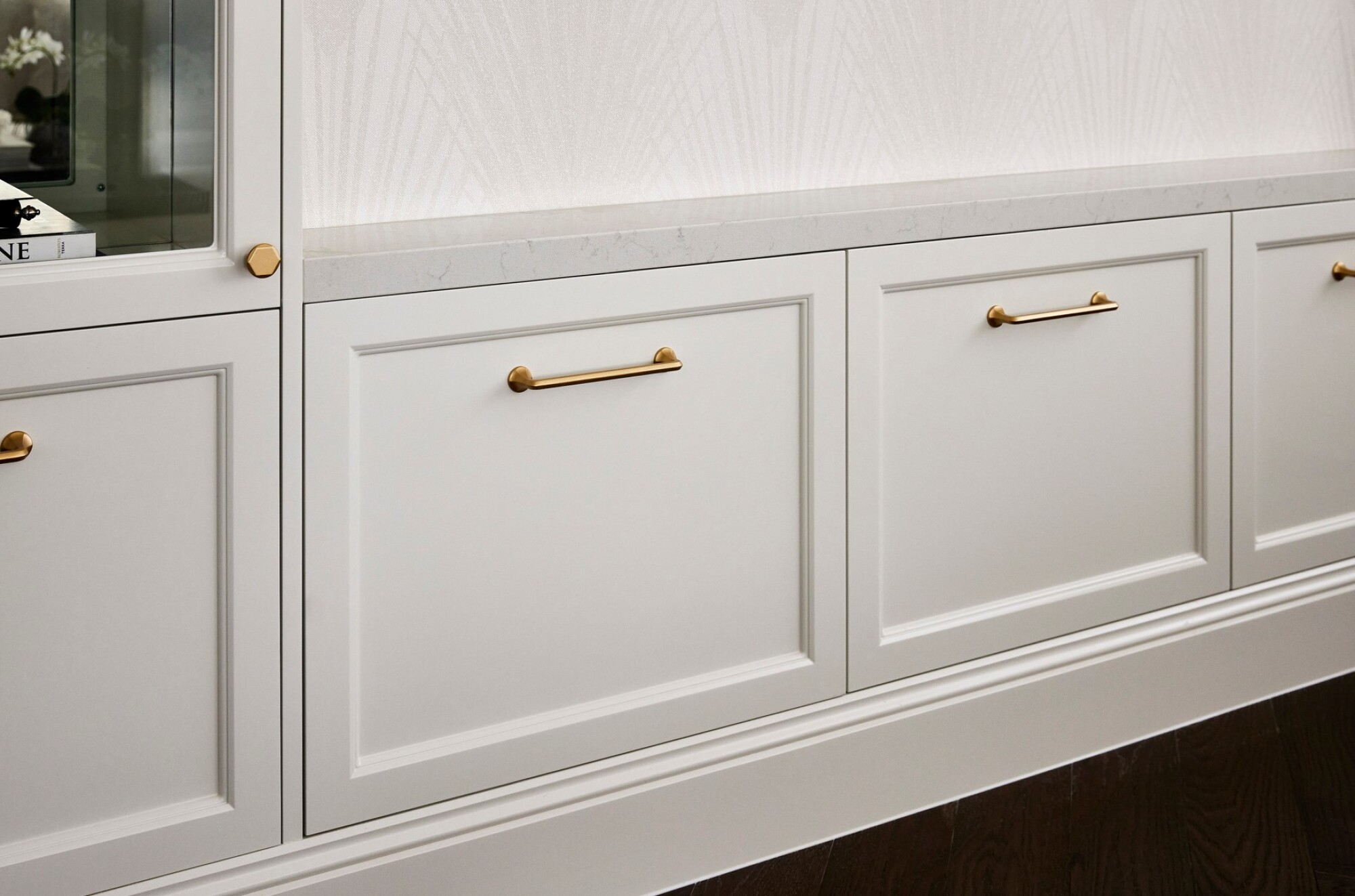 Installation de poignées de placards