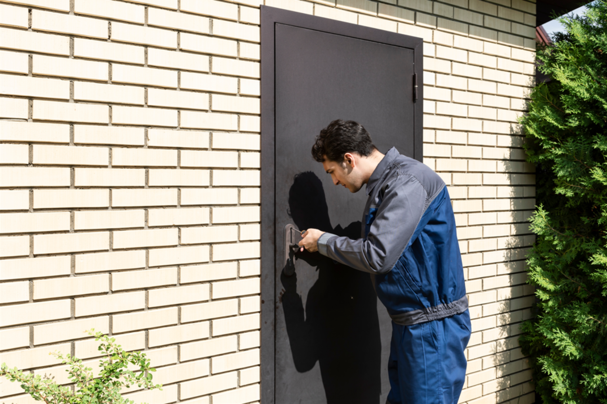 Installation de serrure à pêne dormant