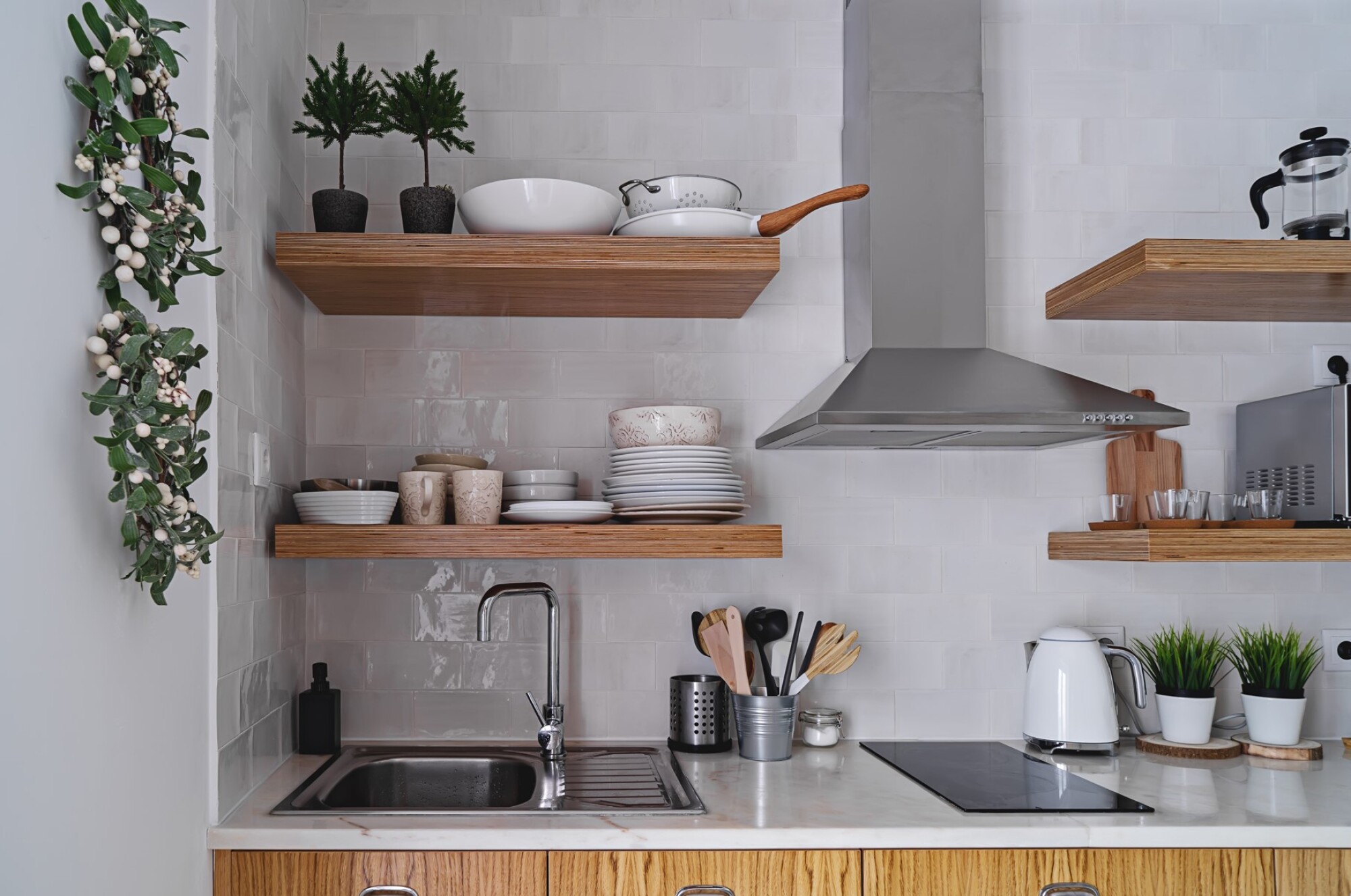 Montage d'étagères murales