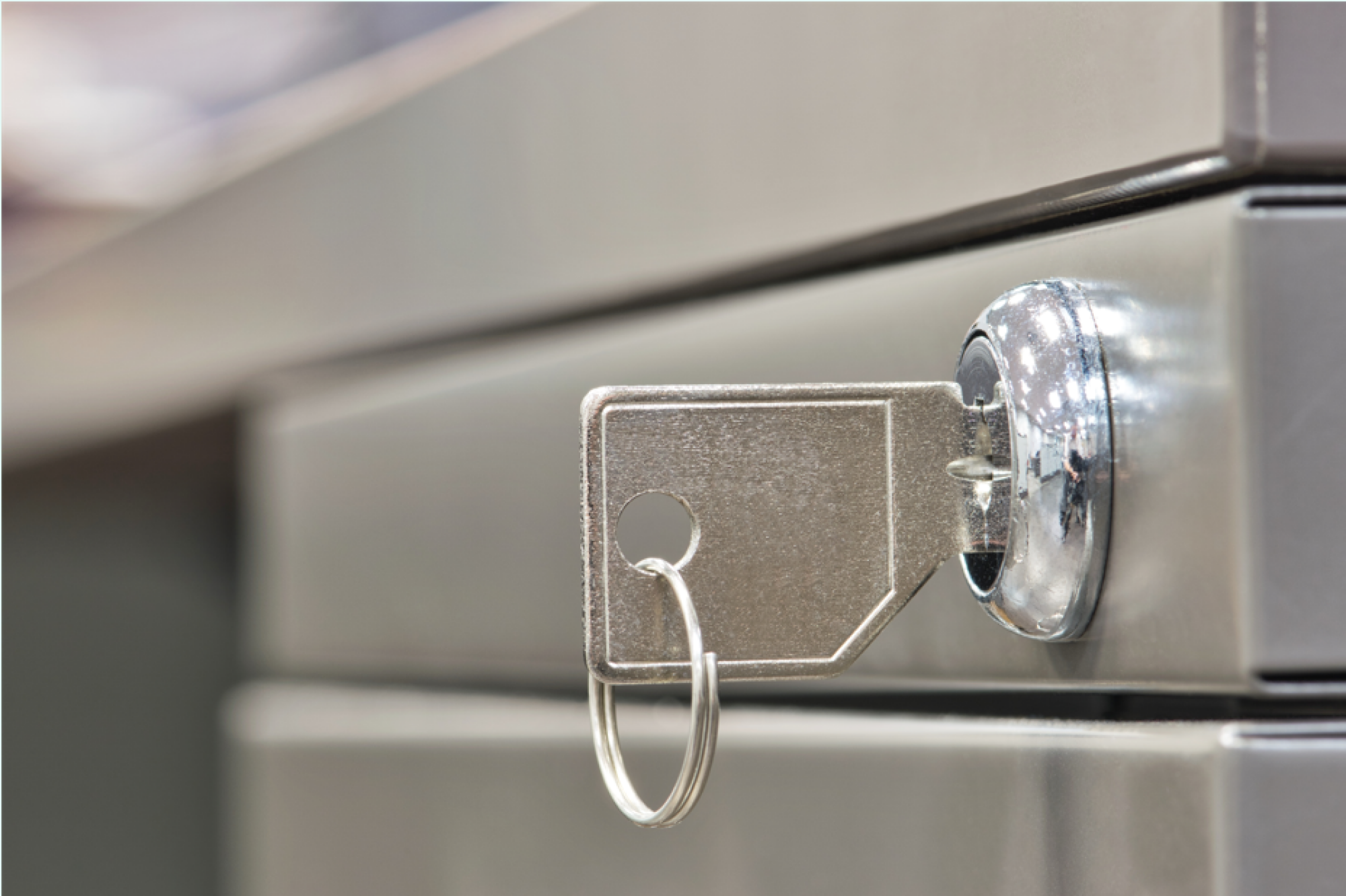 Pose de serrure de meuble