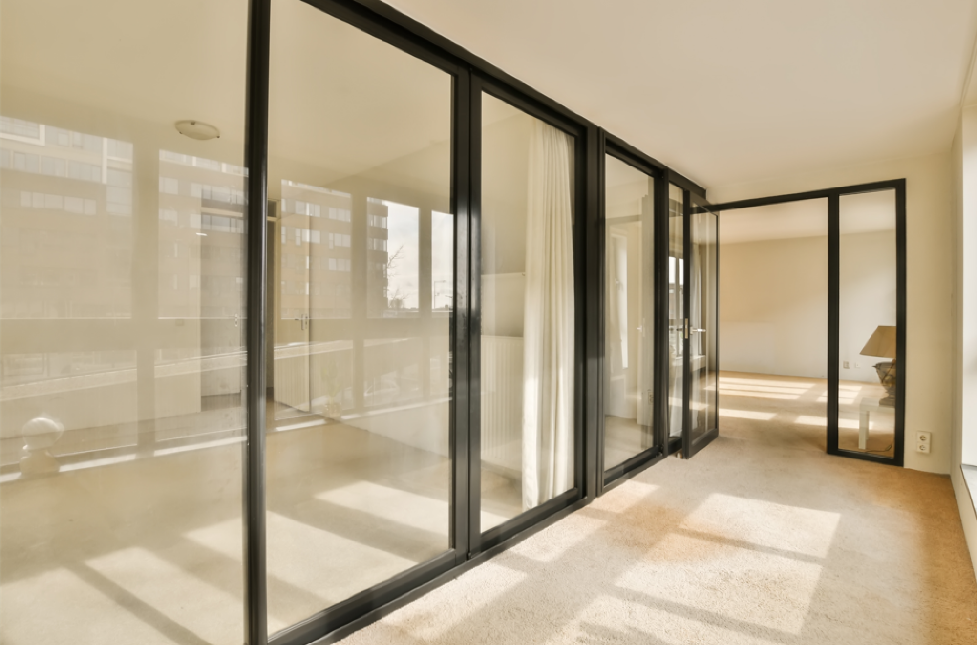 Pose de serrure de porte en verre