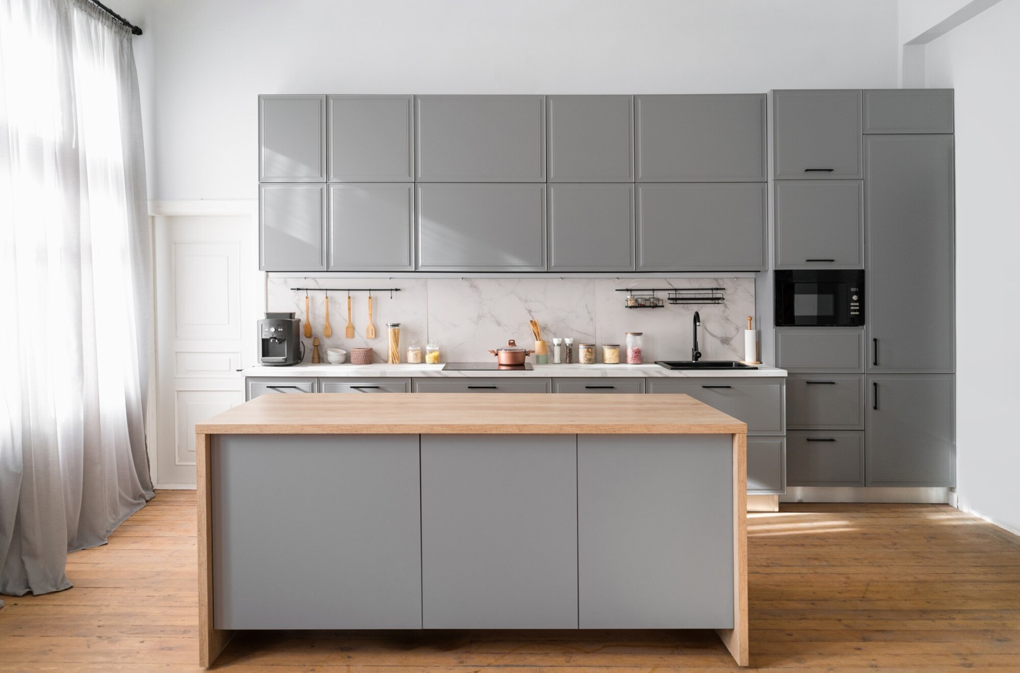 Pose de supports muraux pour ustensiles